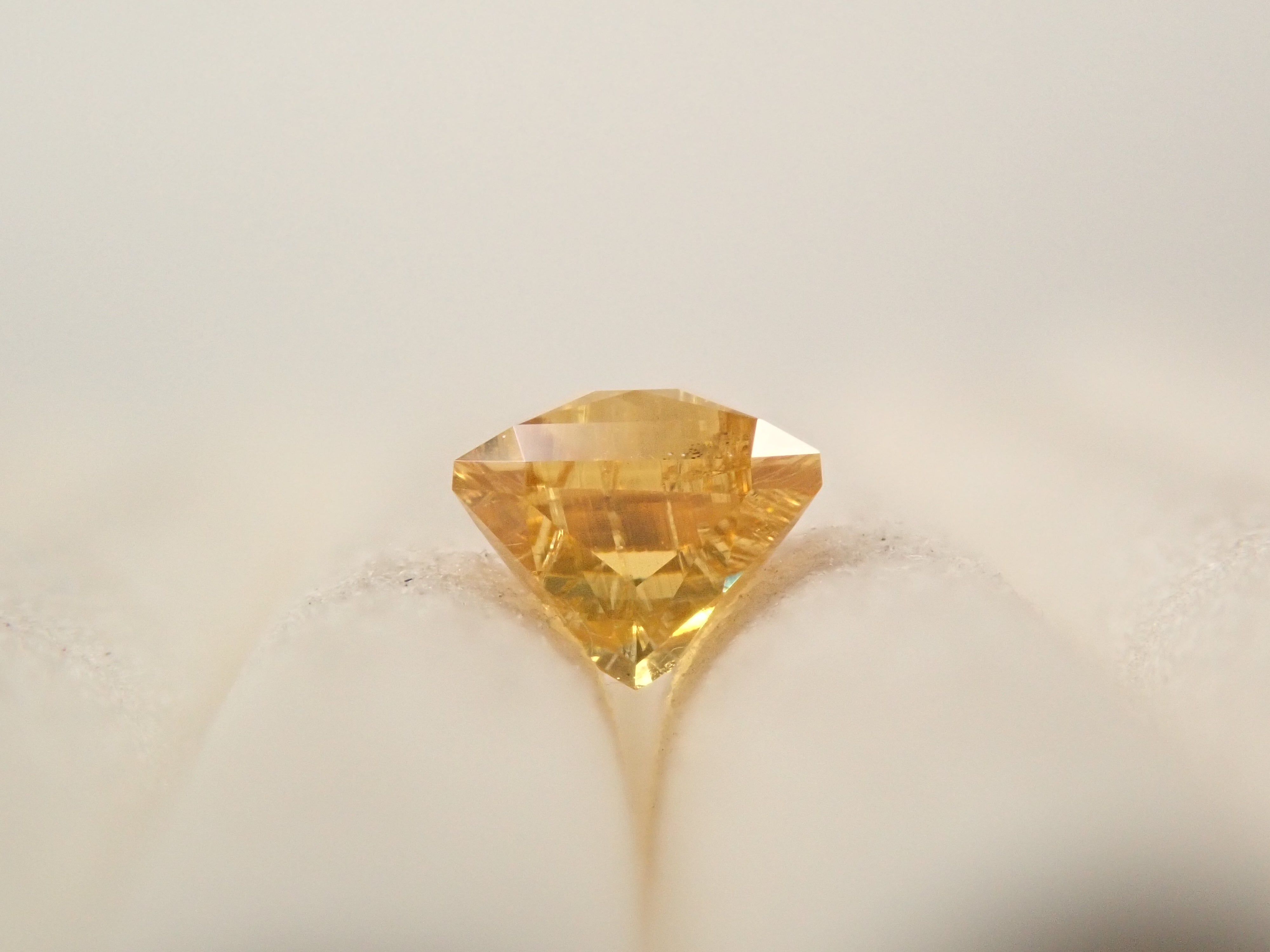 【12561927掲載】ゴールデンジルコン 0.416ctルース