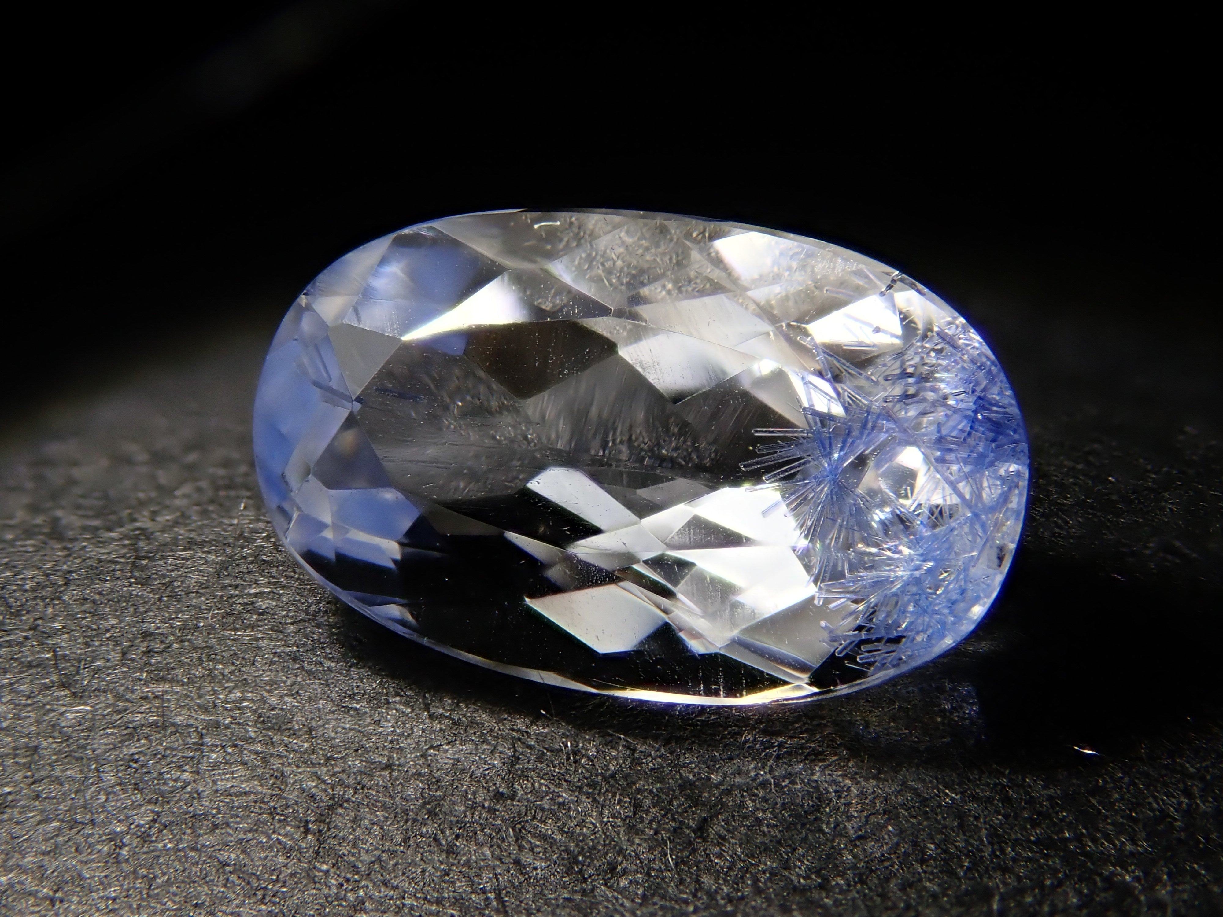 【12562083掲載】ブラジル産デュモルチェライトインクォーツ 1.060ctルース