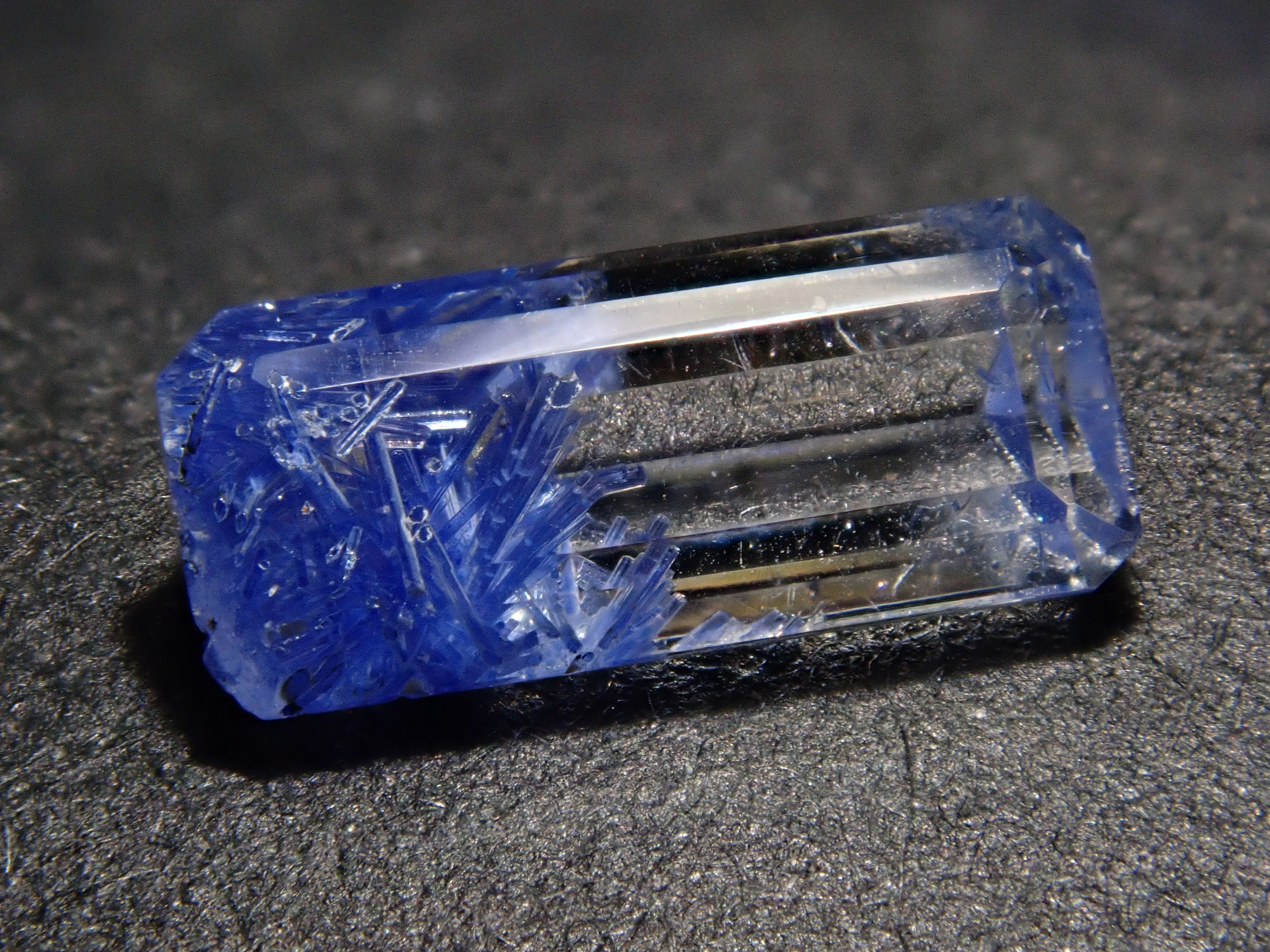 【12562085掲載】ブラジル産デュモルチェライトインクォーツ 0.603ctルース