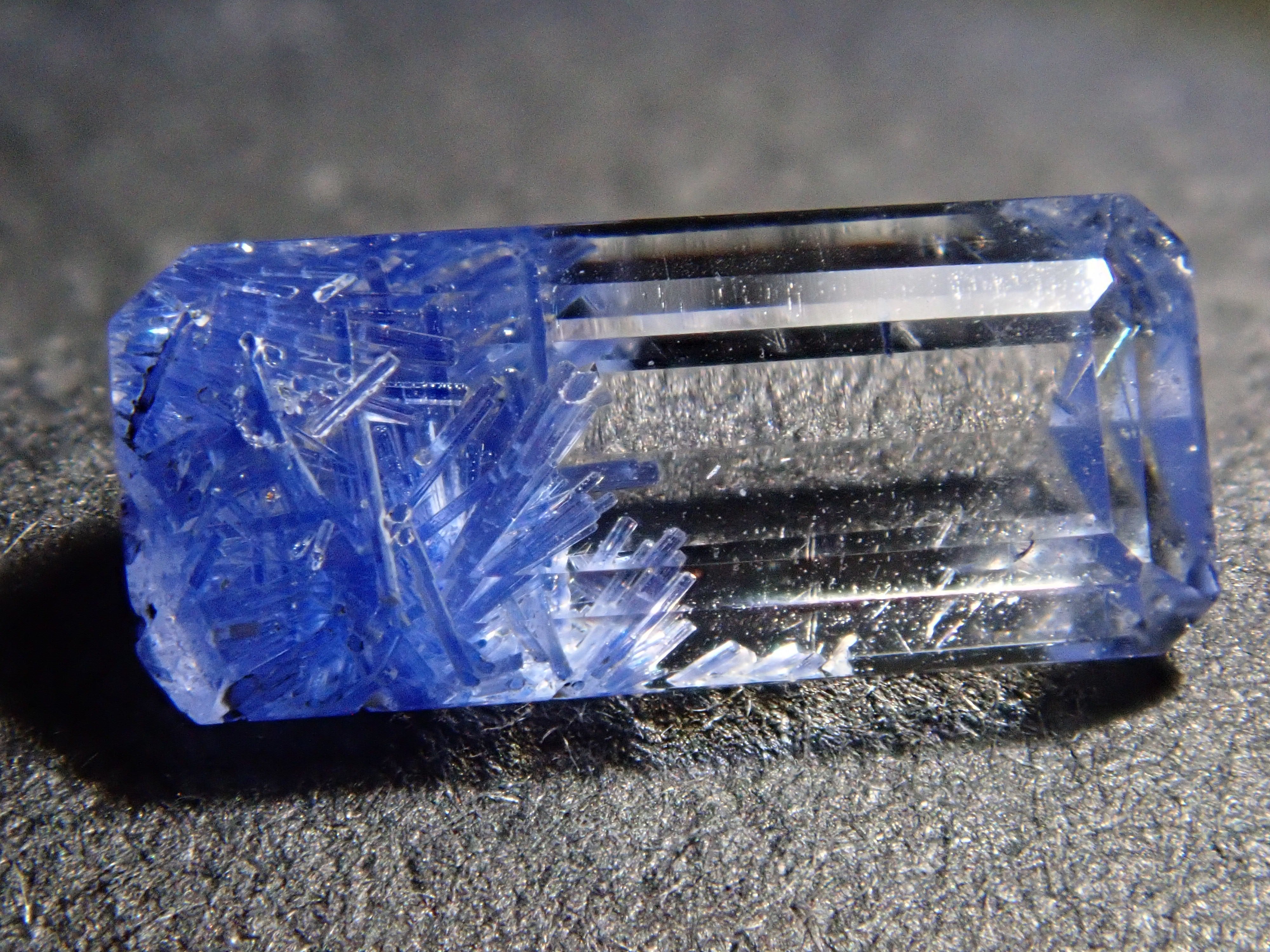 【12562085掲載】ブラジル産デュモルチェライトインクォーツ 0.603ctルース