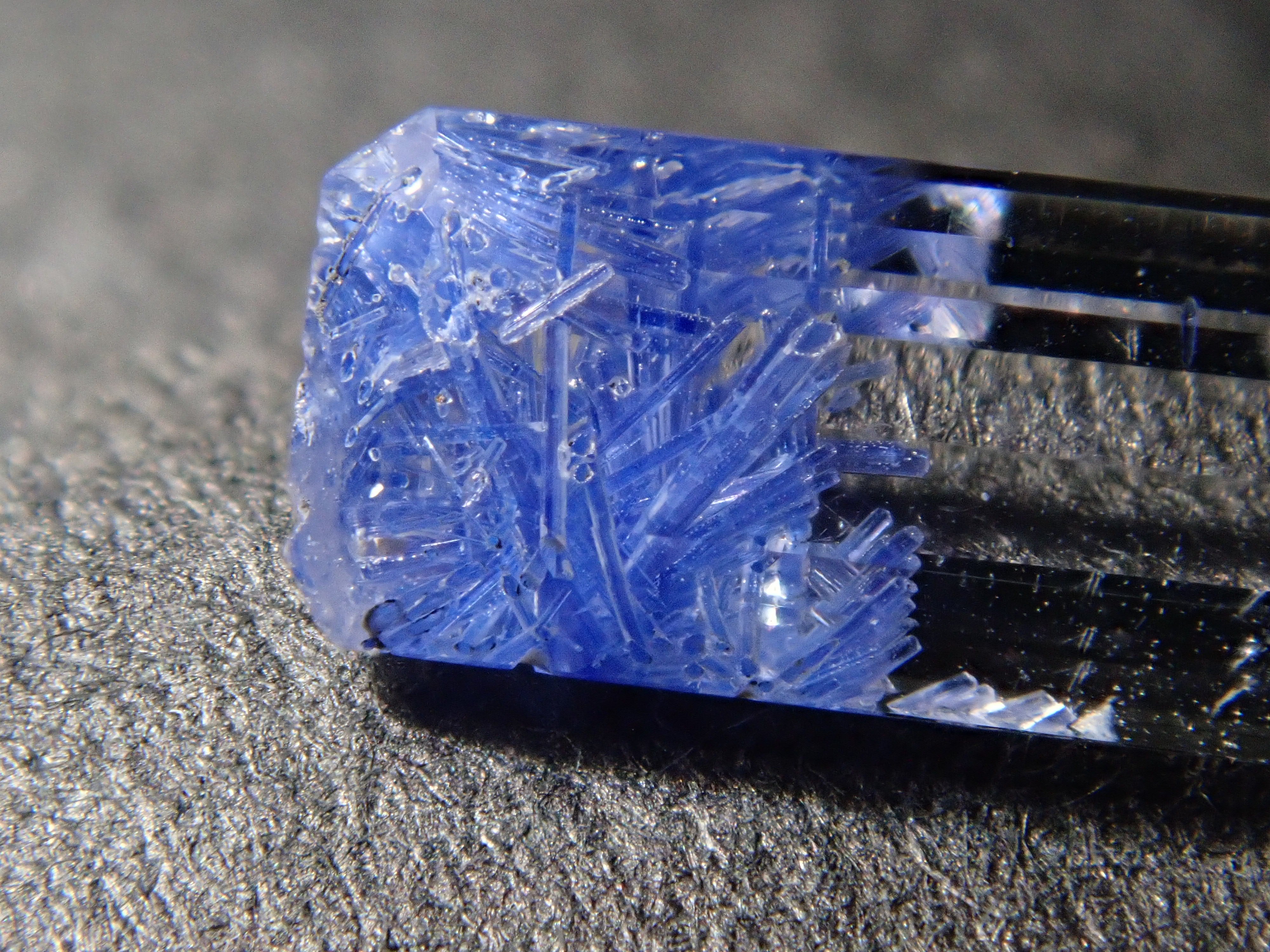 【12562085掲載】ブラジル産デュモルチェライトインクォーツ 0.603ctルース