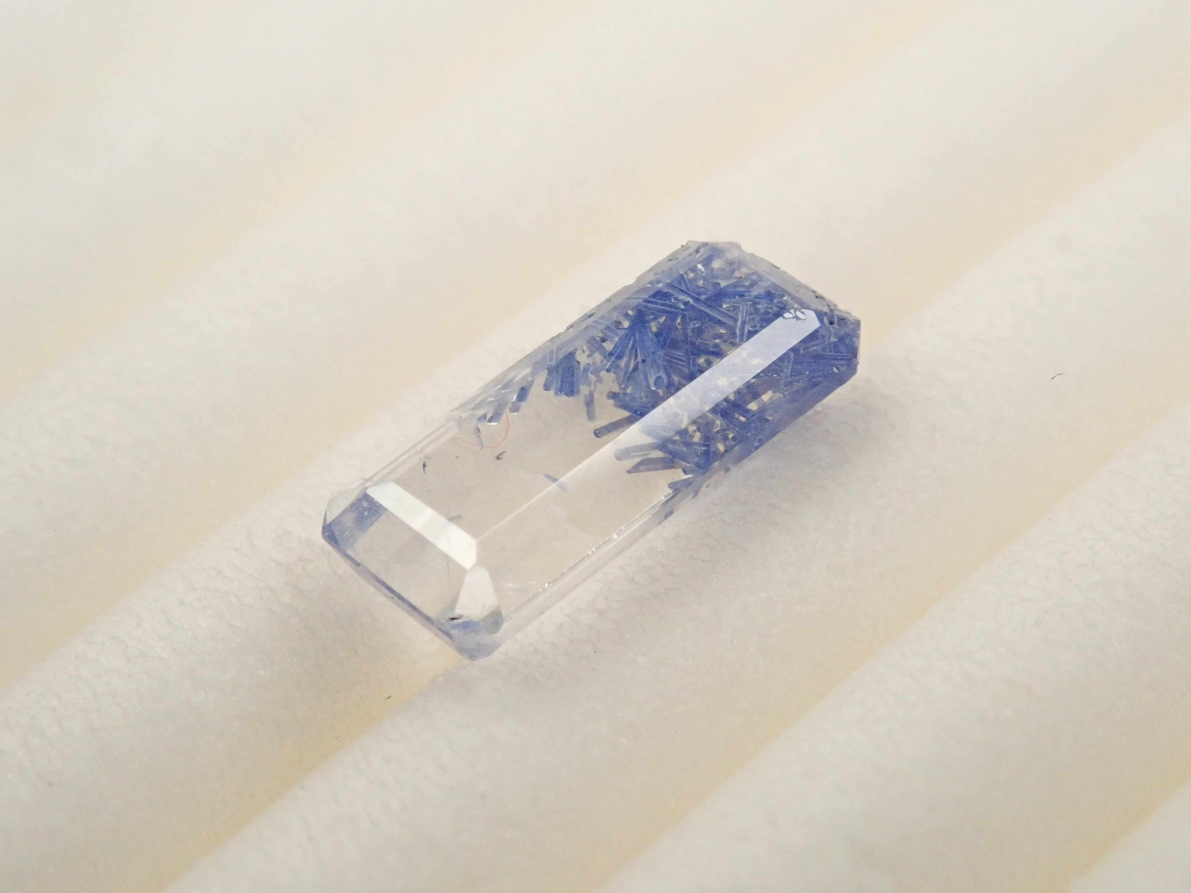 【12562085掲載】ブラジル産デュモルチェライトインクォーツ 0.603ctルース