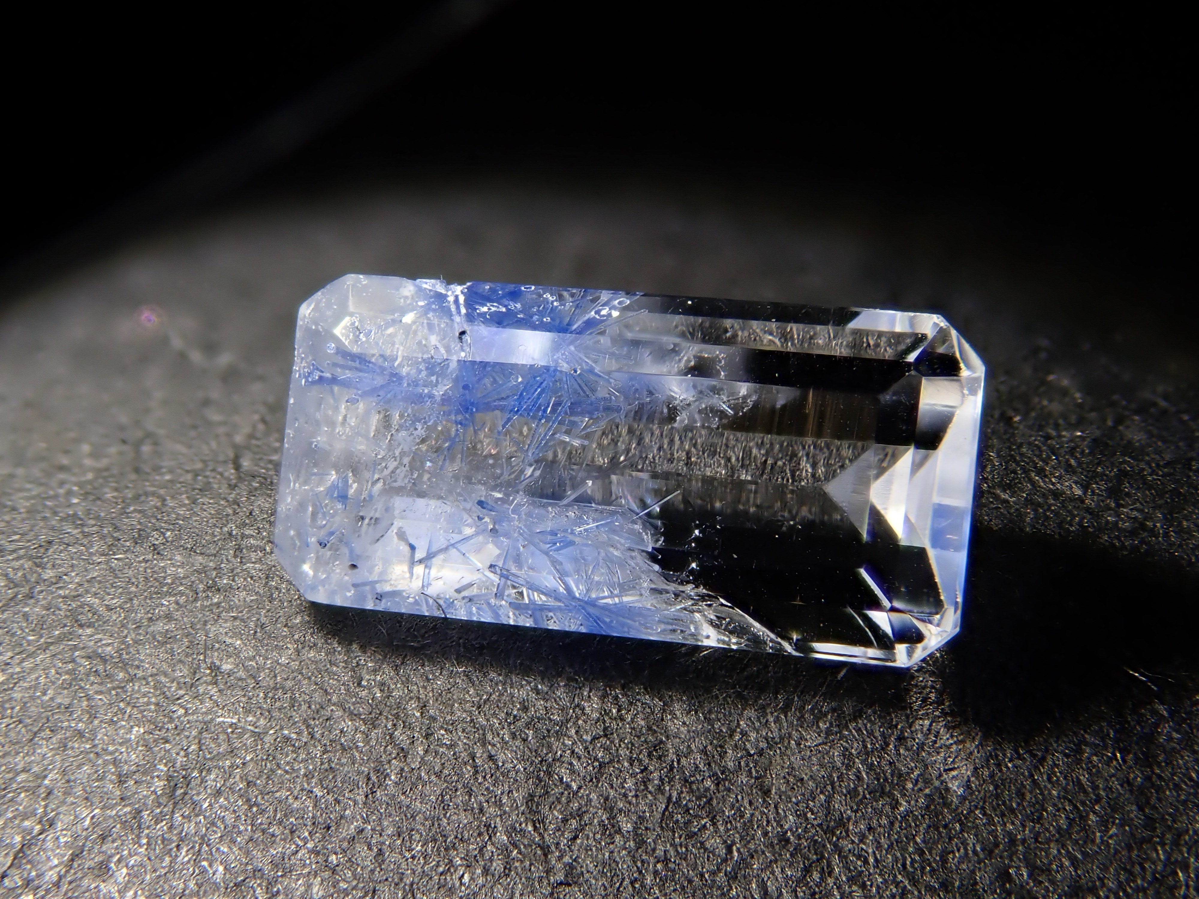 【12562089掲載】ブラジル産デュモルチェライトインクォーツ 0.796ctルース