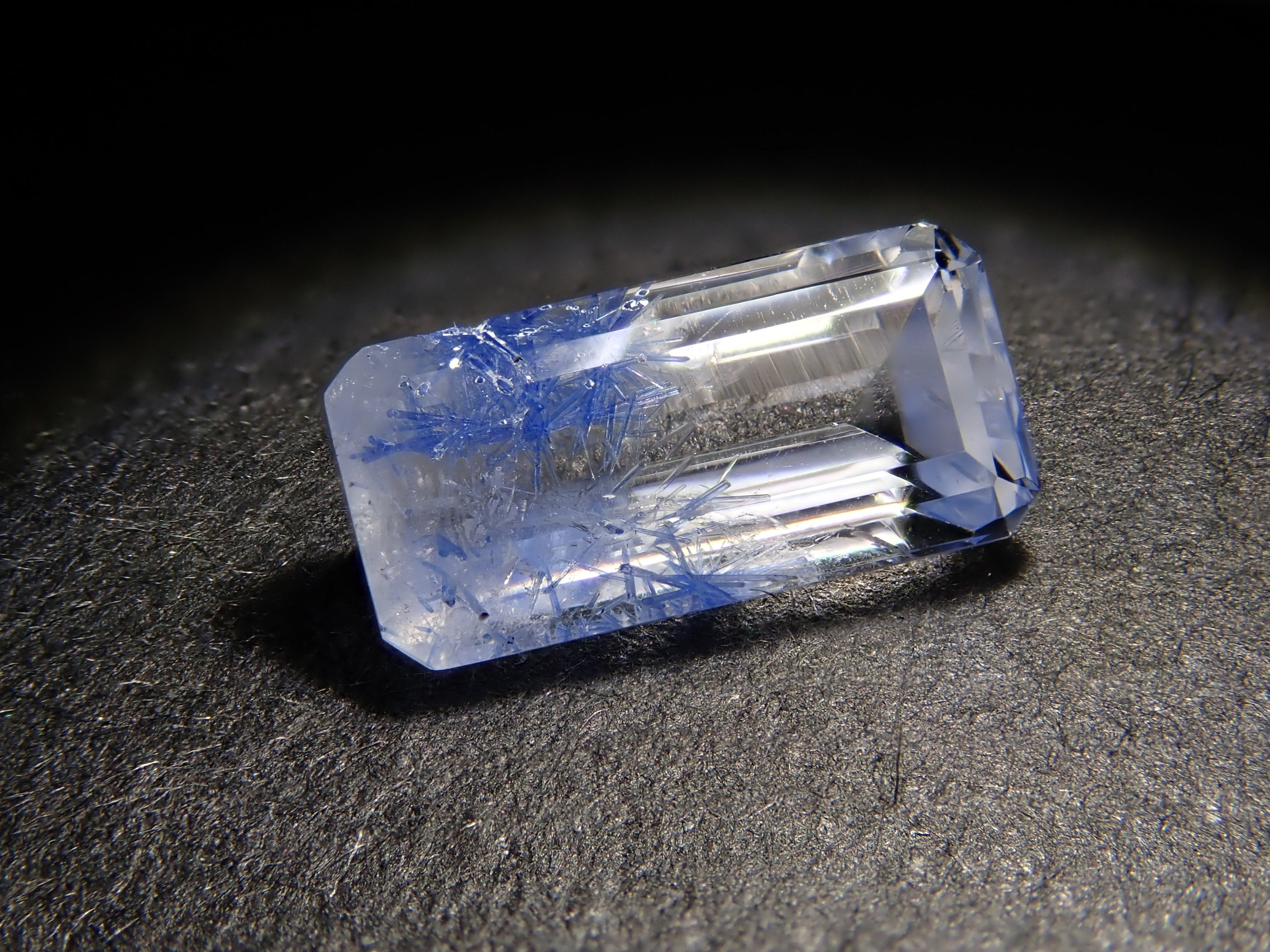 【12562089掲載】ブラジル産デュモルチェライトインクォーツ 0.796ctルース