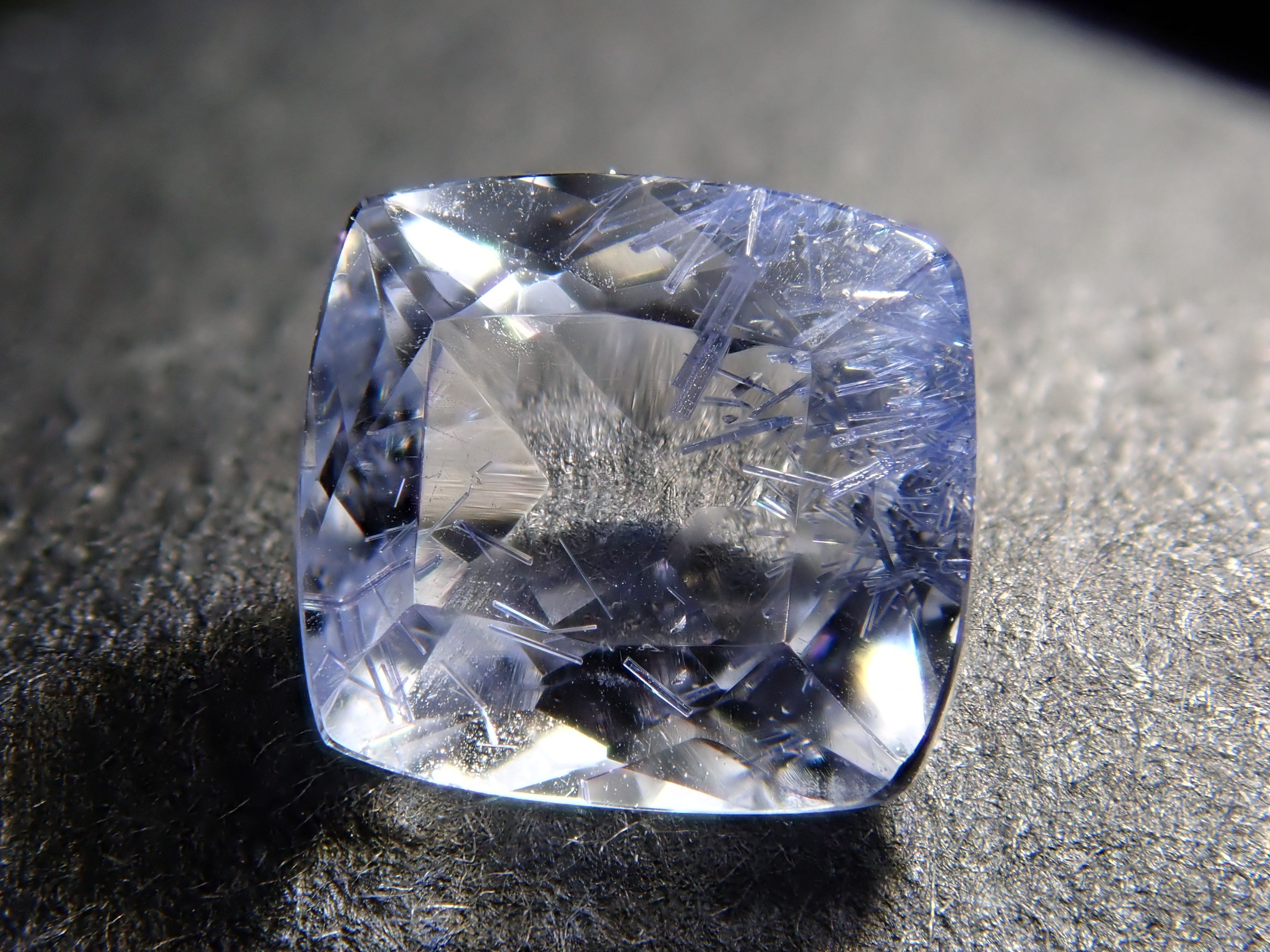 【12562092掲載】ブラジル産デュモルチェライトインクォーツ 0.522ctルース