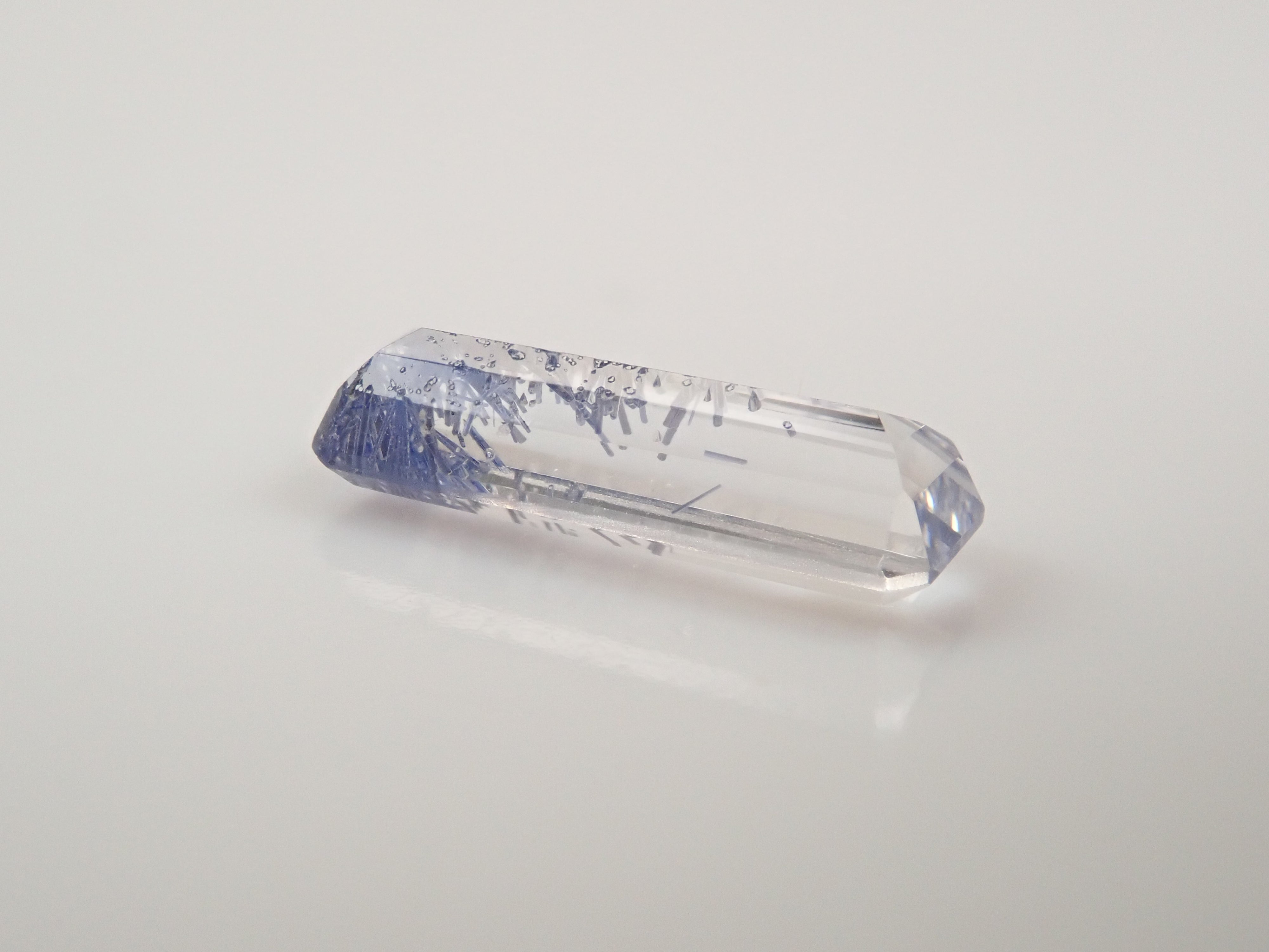 【12562093掲載】ブラジル産デュモルチェライトインクォーツ 0.839ctルース