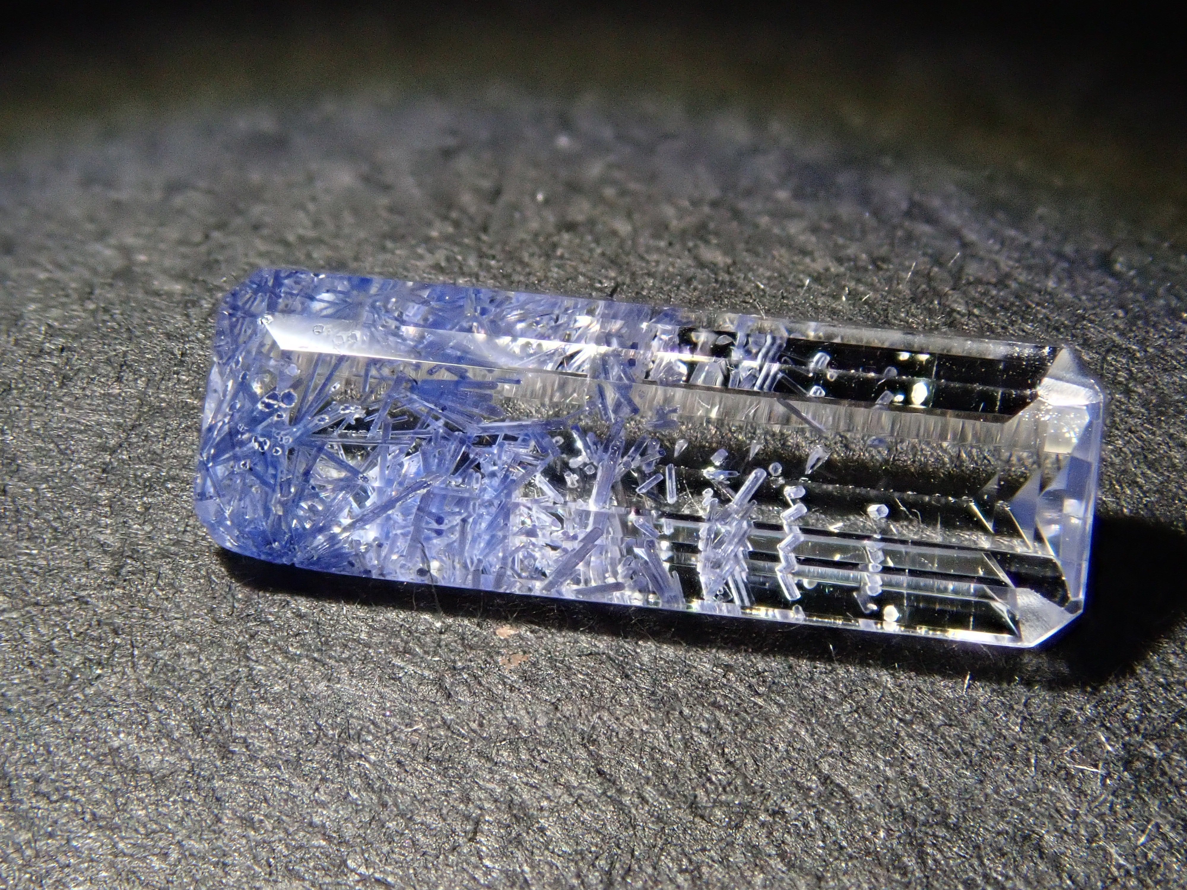 【12562093掲載】ブラジル産デュモルチェライトインクォーツ 0.839ctルース