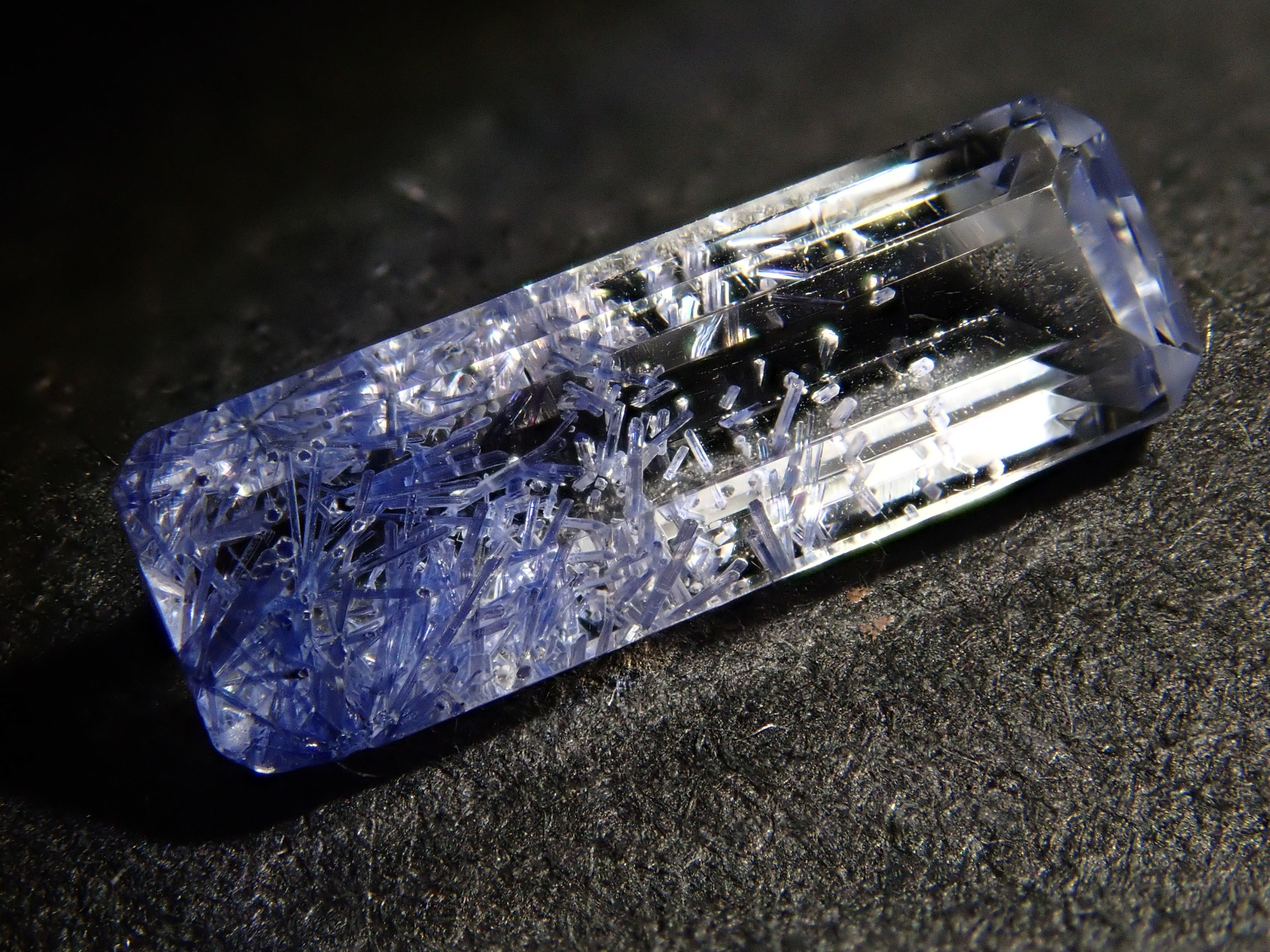 【12562093掲載】ブラジル産デュモルチェライトインクォーツ 0.839ctルース