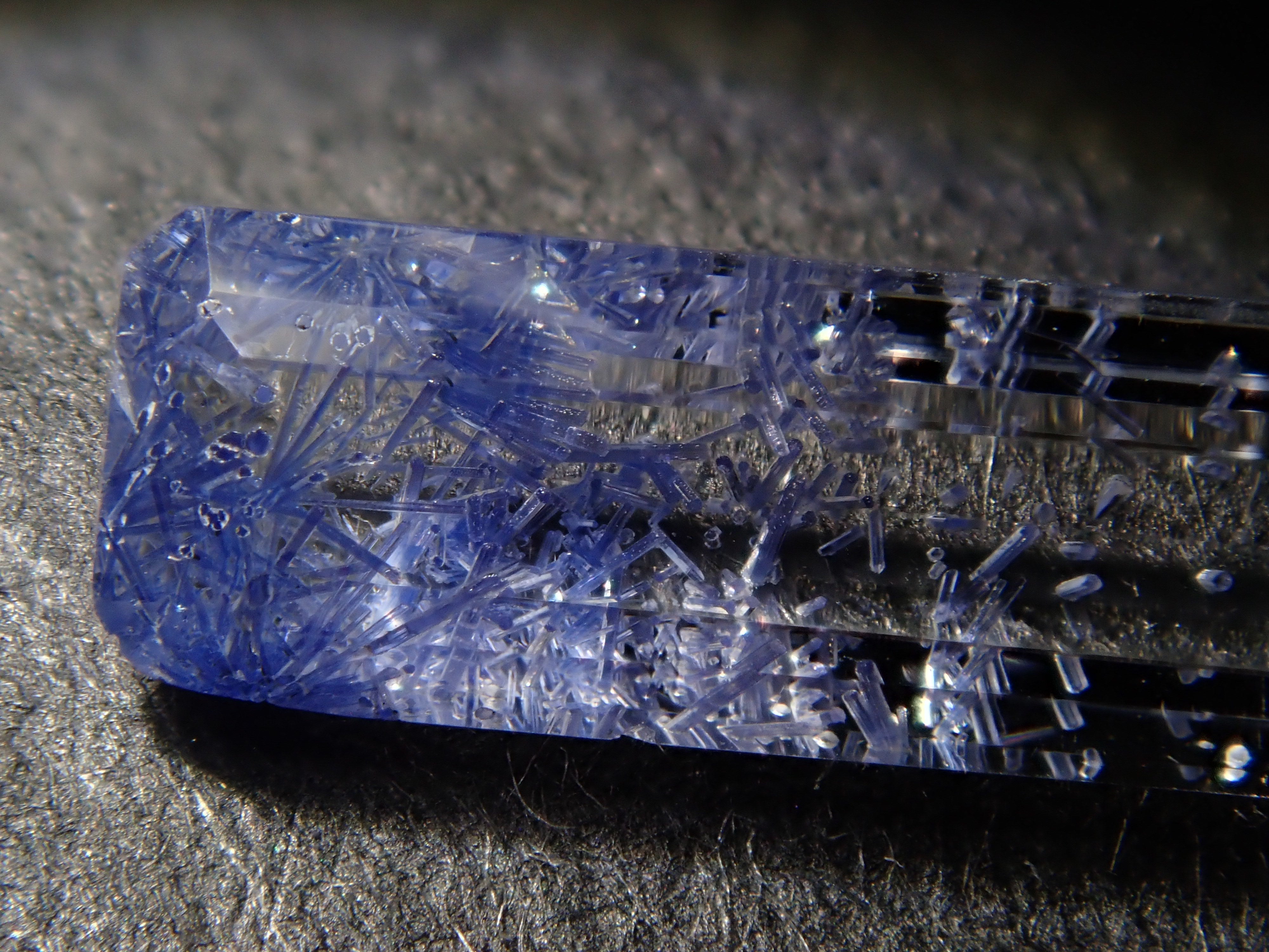 【12562093掲載】ブラジル産デュモルチェライトインクォーツ 0.839ctルース