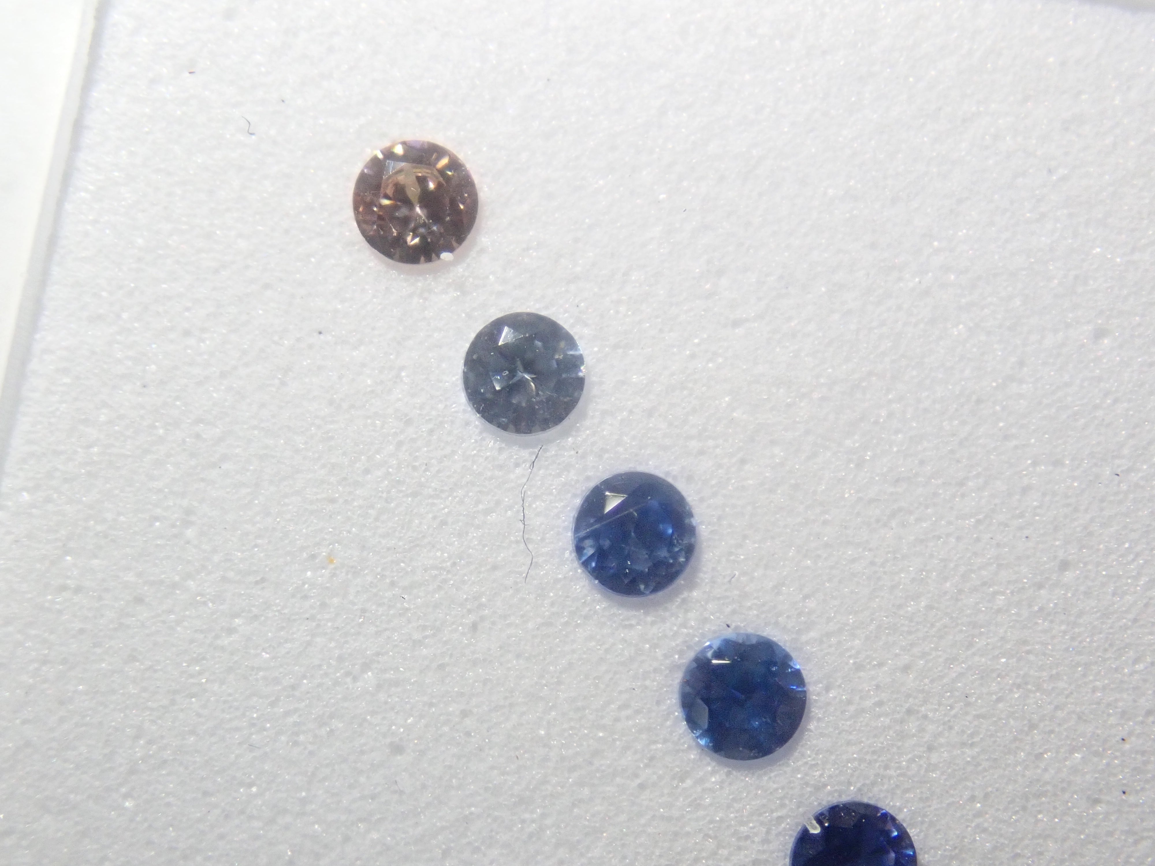 【3/6 22時販売】《限定2セット・ツーソン新着》ベニトアイトグラデーション6石セット(2.25mm,ラウンドカット,トップクオリティ含む)《複数購入割引有》