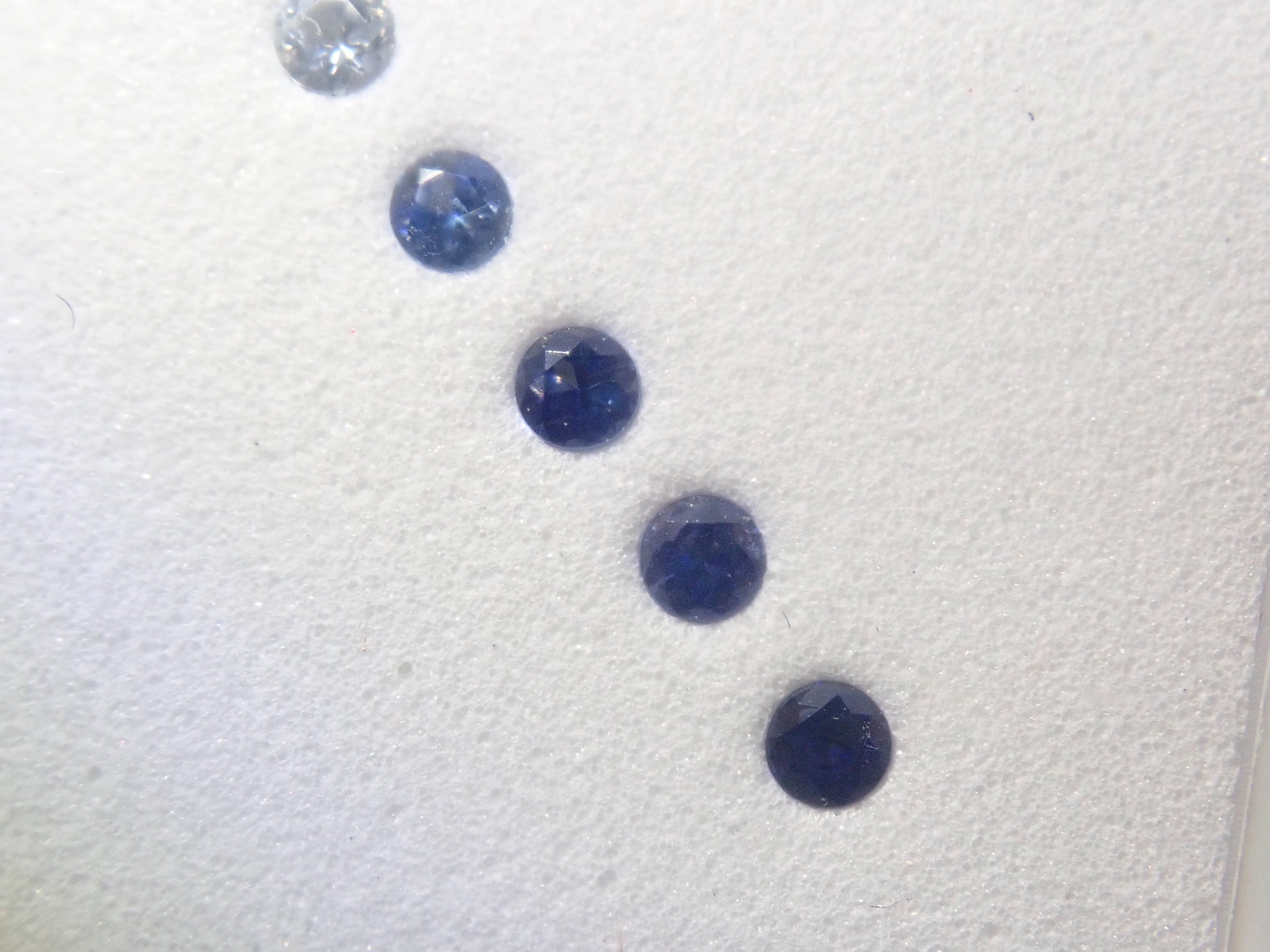 【3/6 22時販売】《残り1セット・ツーソン新着》ベニトアイトグラデーション6石セット(2.0mm,ラウンドカット,トップクオリティ含む) 《複数購入割引有》