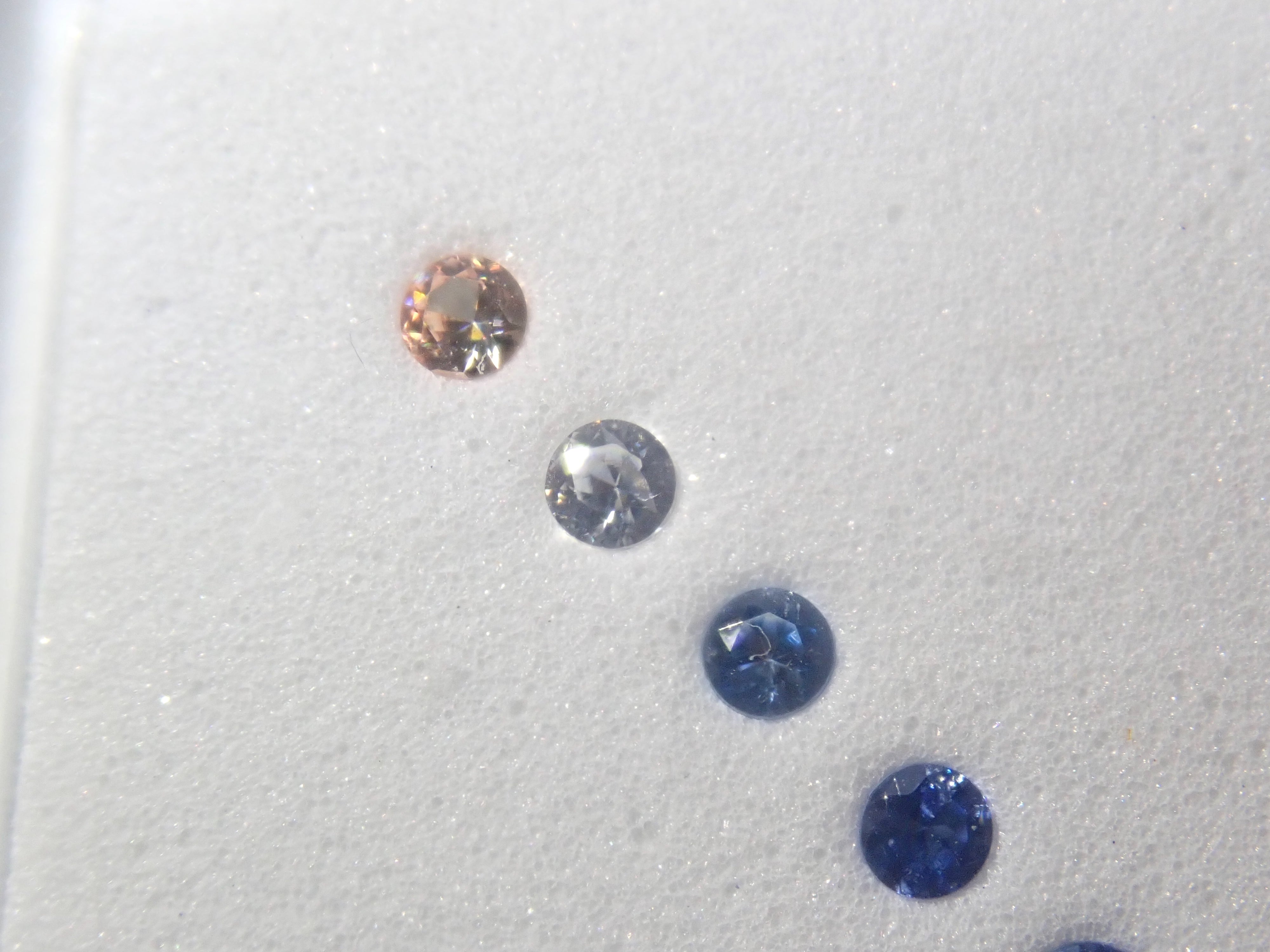 【3/6 22時販売】《残り1セット・ツーソン新着》ベニトアイトグラデーション6石セット(2.0mm,ラウンドカット,トップクオリティ含む) 《複数購入割引有》