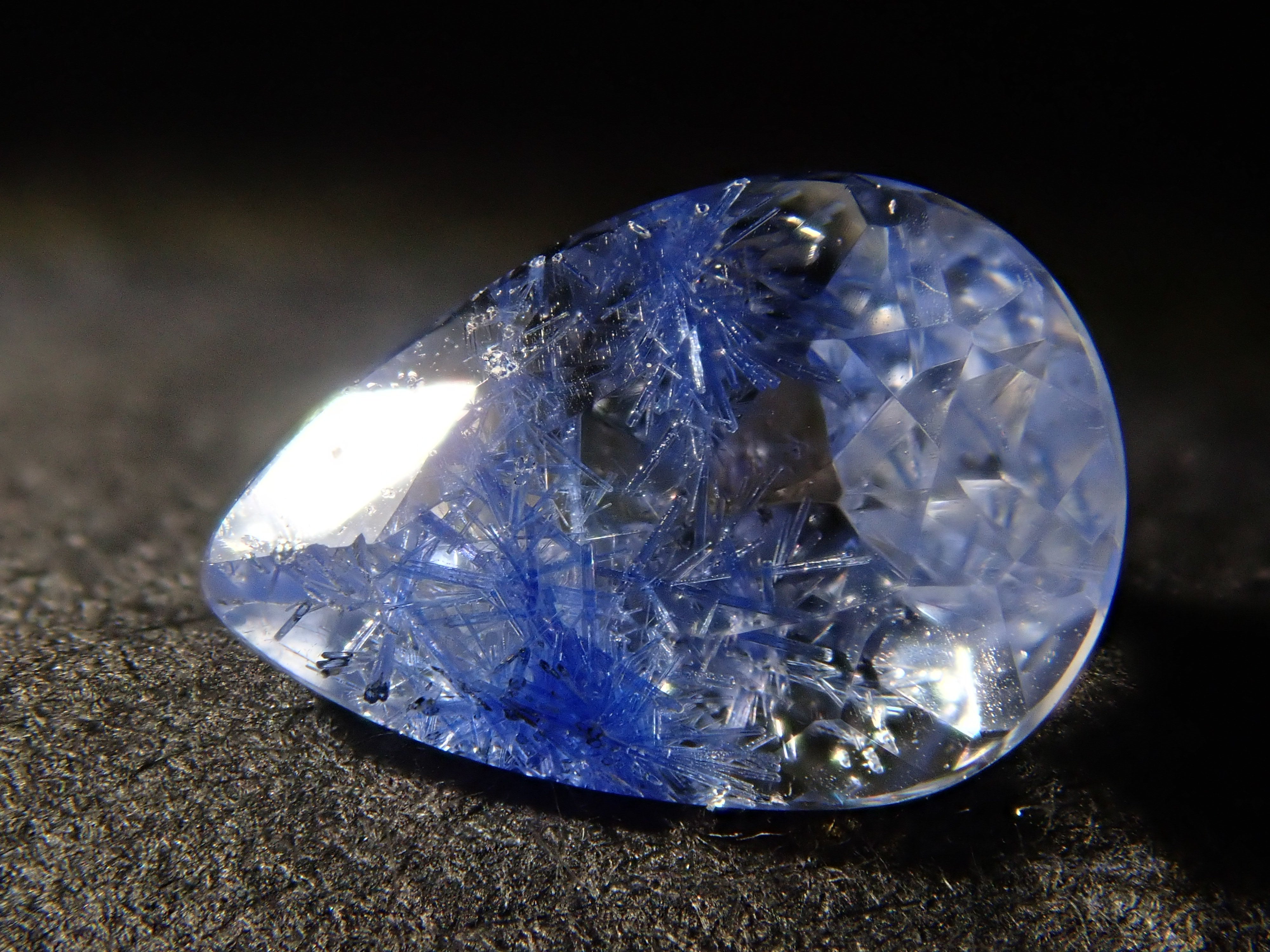 【12562094掲載】ブラジル産デュモルチェライトインクォーツ 0.642ctルース