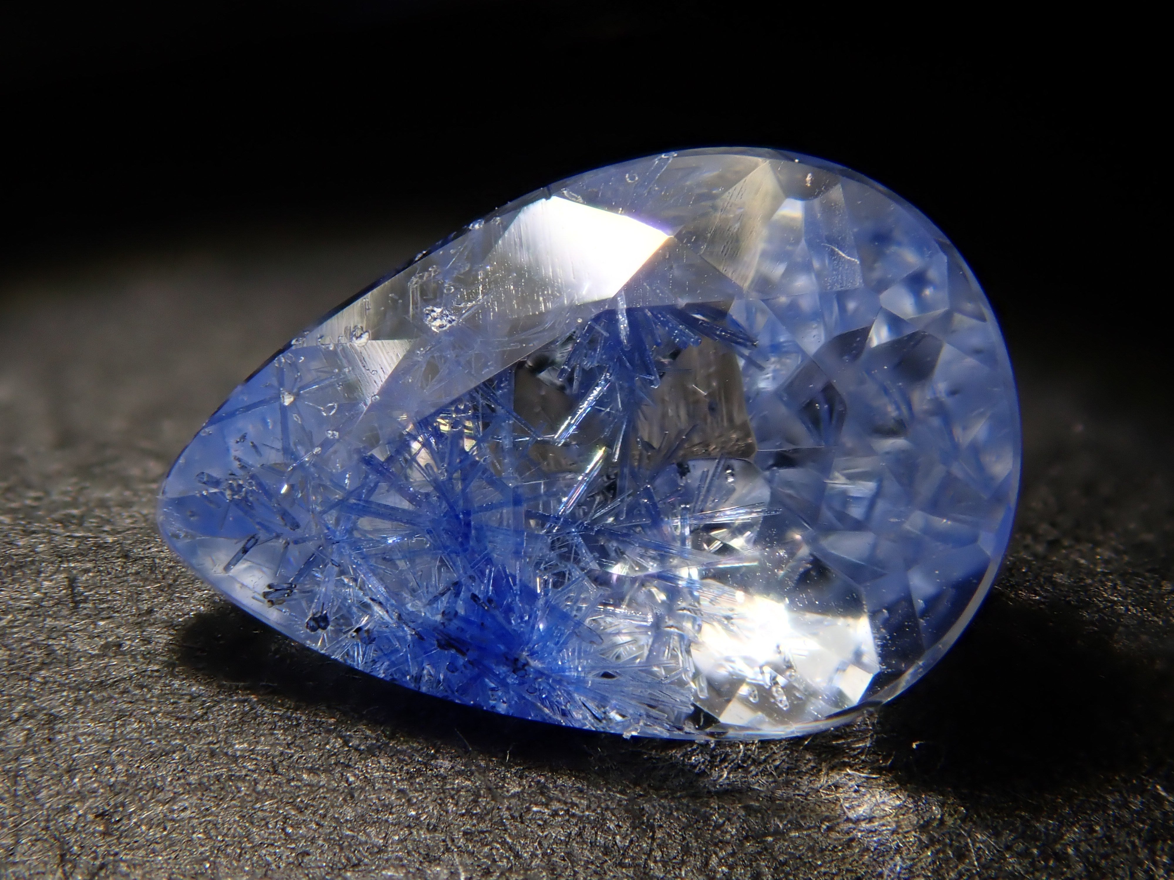 【12562094掲載】ブラジル産デュモルチェライトインクォーツ 0.642ctルース