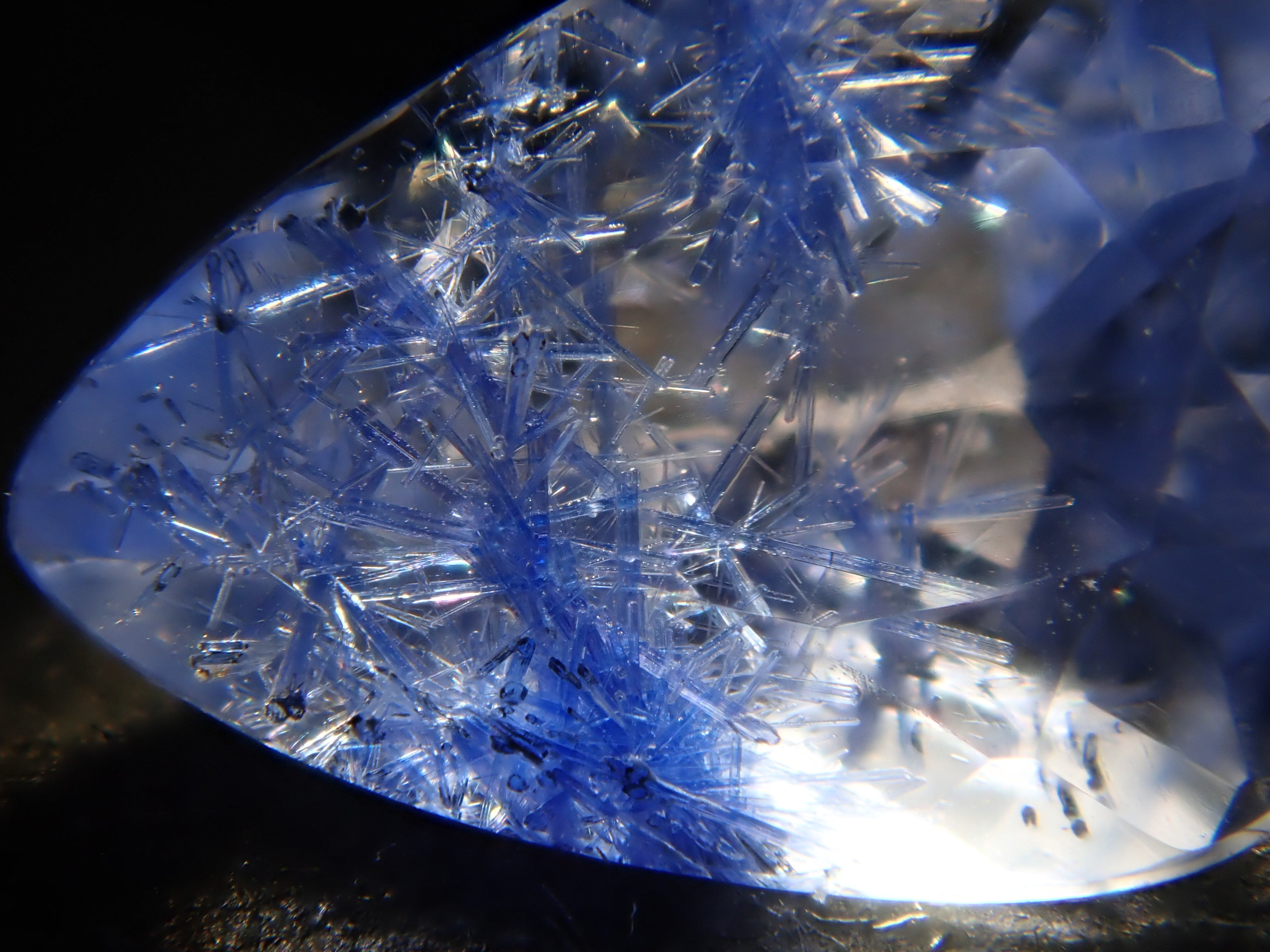 【12562094掲載】ブラジル産デュモルチェライトインクォーツ 0.642ctルース