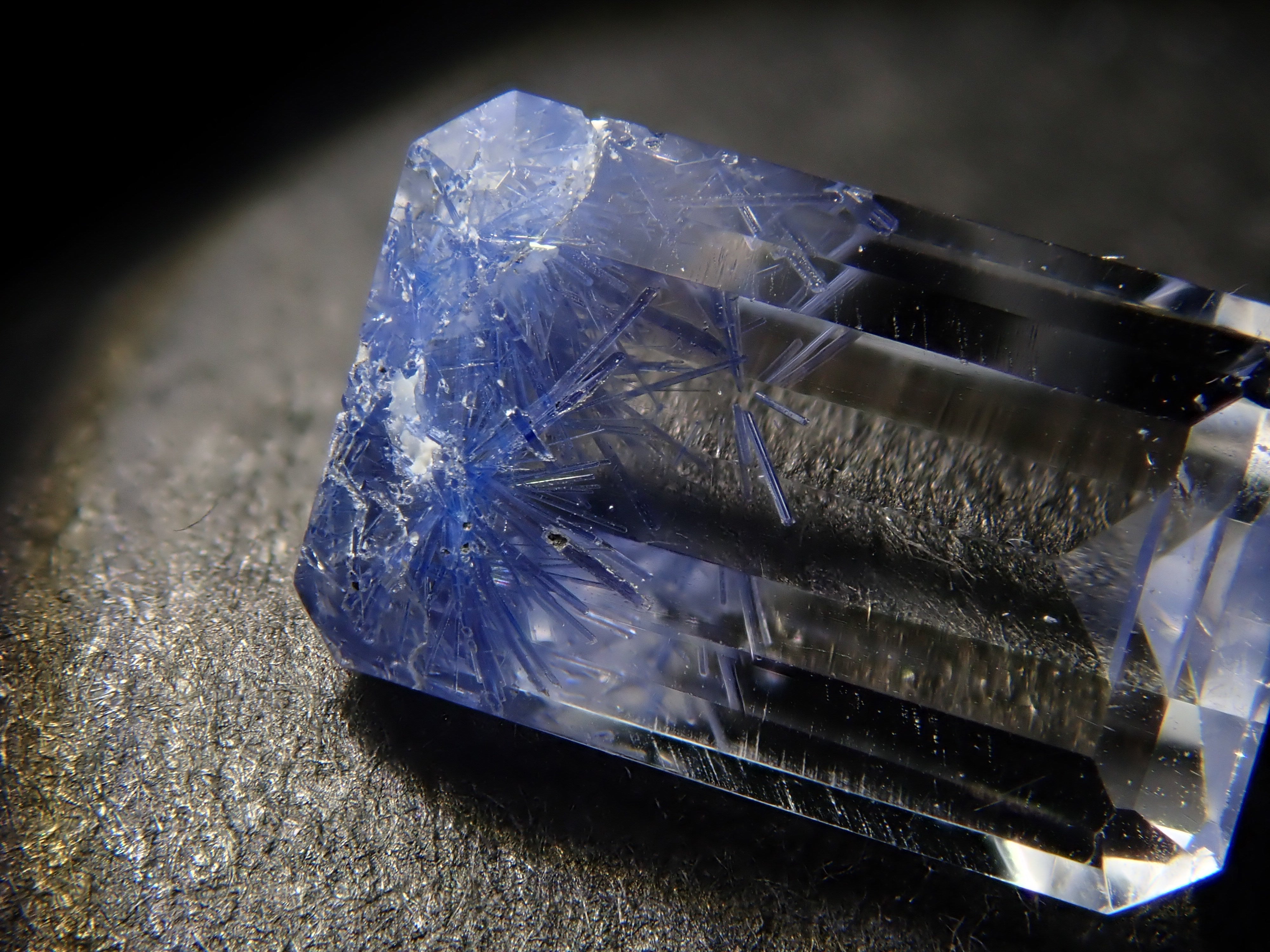 【12562095掲載】ブラジル産デュモルチェライトインクォーツ 0.910ctルース