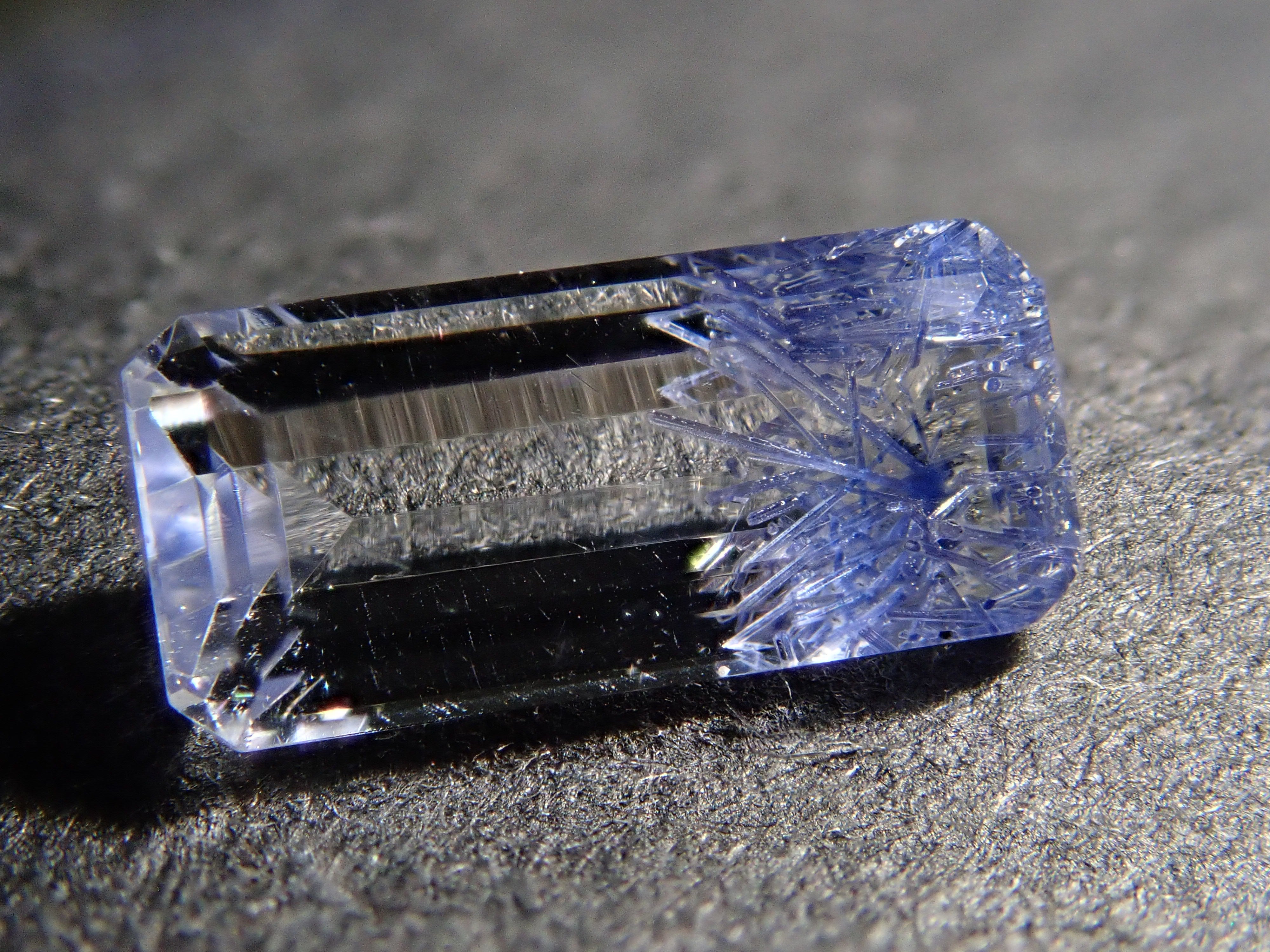 【12562098掲載】ブラジル産デュモルチェライトインクォーツ 0.531ctルース