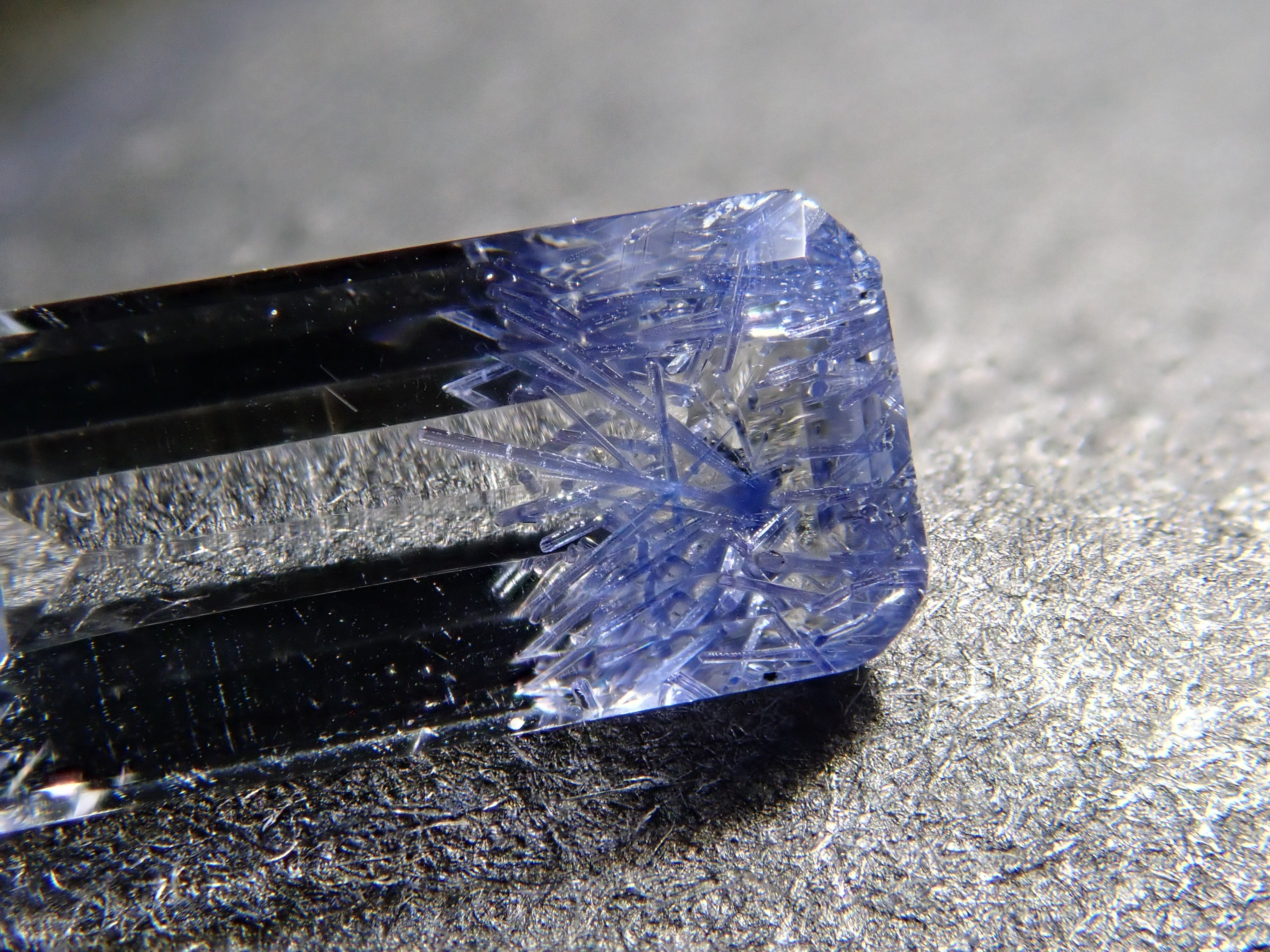 【12562098掲載】ブラジル産デュモルチェライトインクォーツ 0.531ctルース