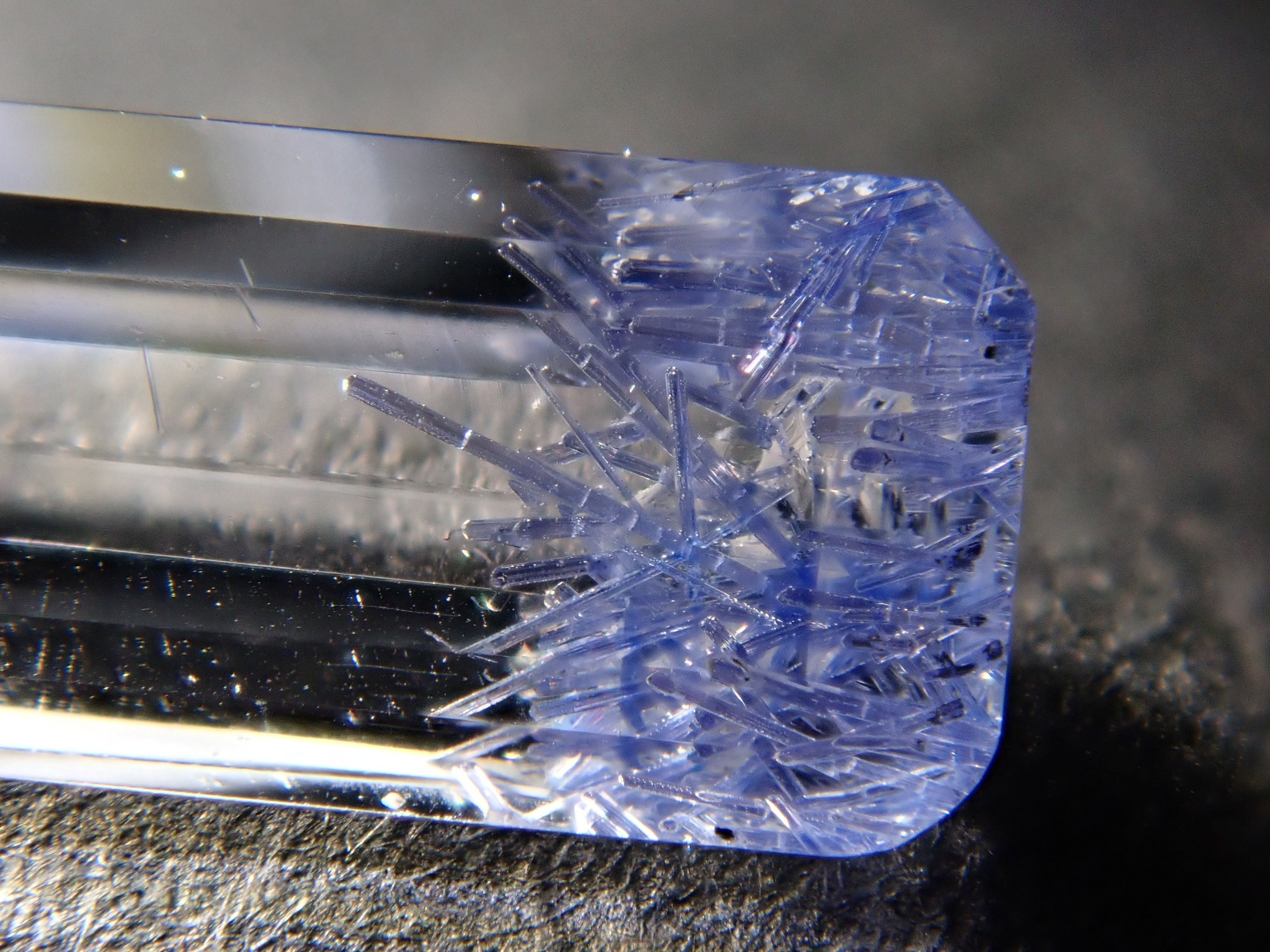 【12562098掲載】ブラジル産デュモルチェライトインクォーツ 0.531ctルース