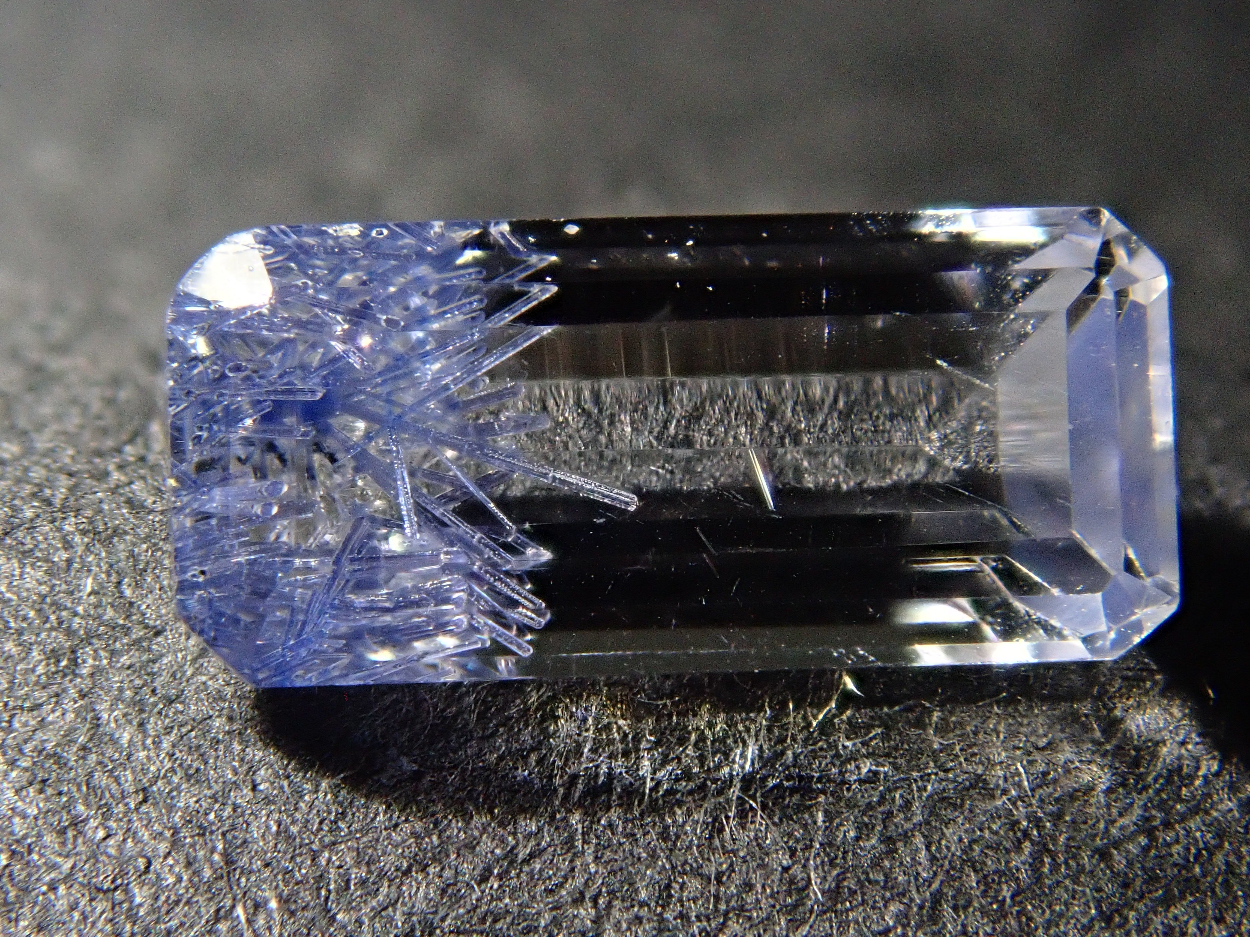 【12562098掲載】ブラジル産デュモルチェライトインクォーツ 0.531ctルース