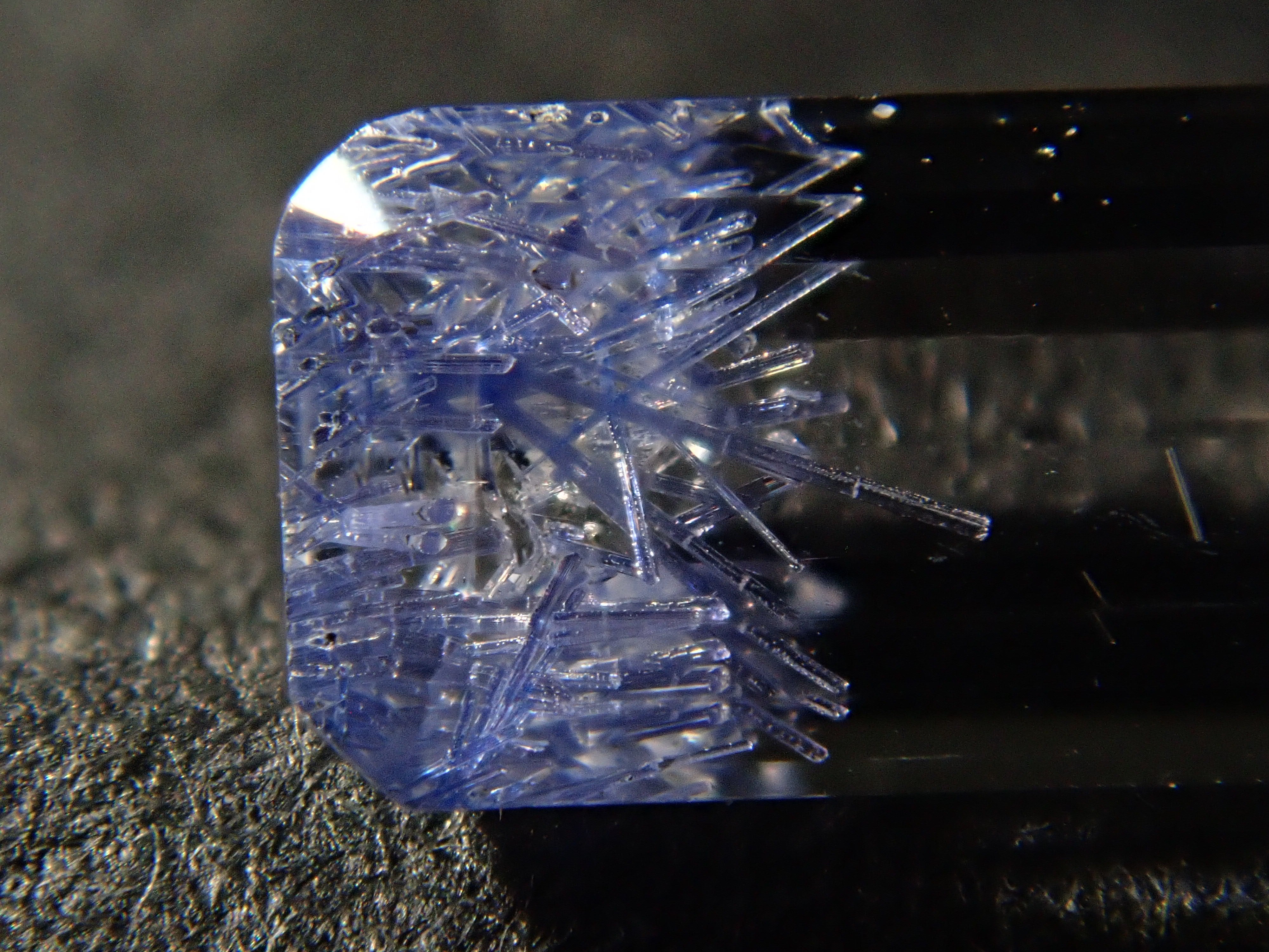 【12562098掲載】ブラジル産デュモルチェライトインクォーツ 0.531ctルース