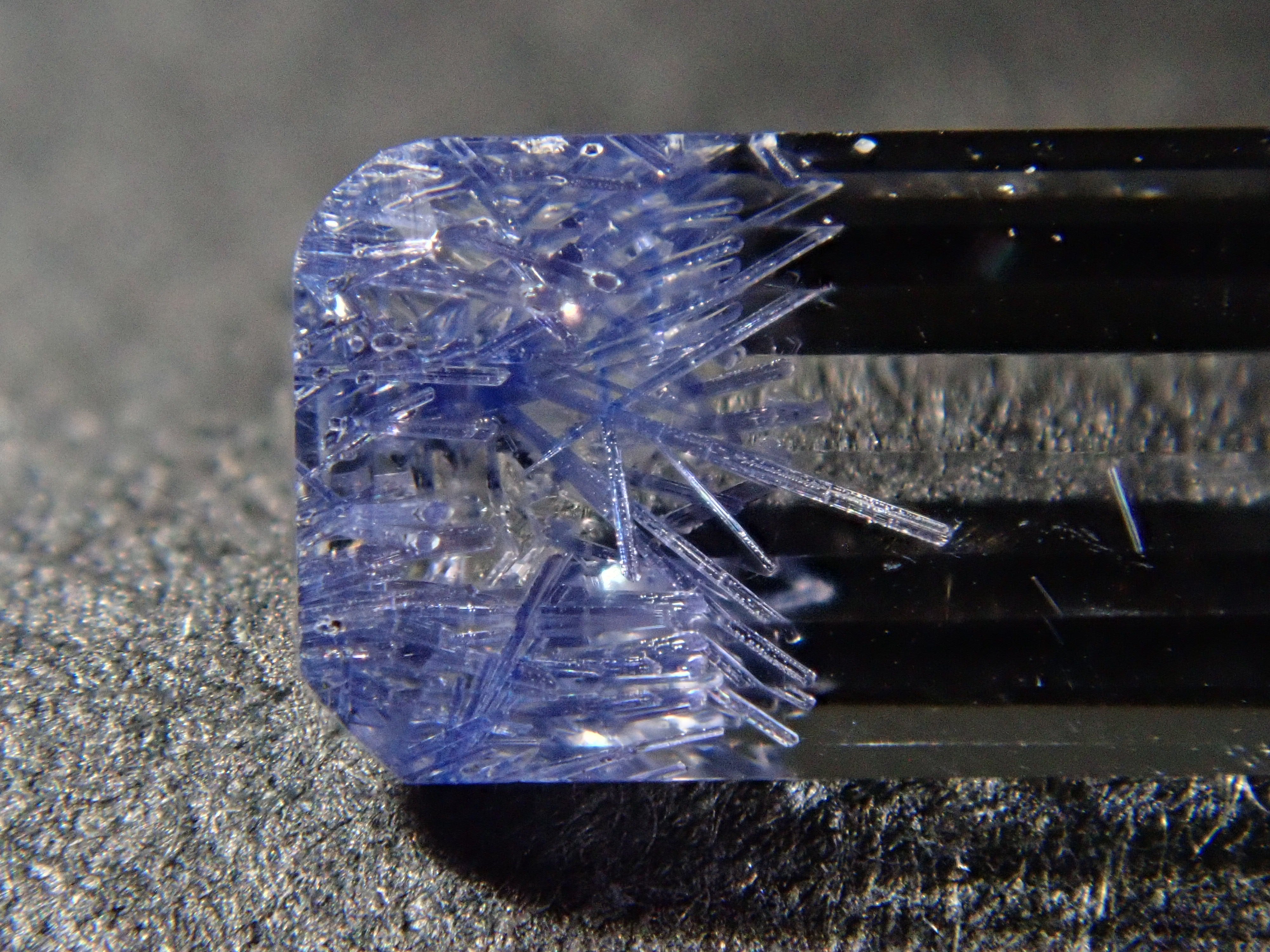 【12562098掲載】ブラジル産デュモルチェライトインクォーツ 0.531ctルース