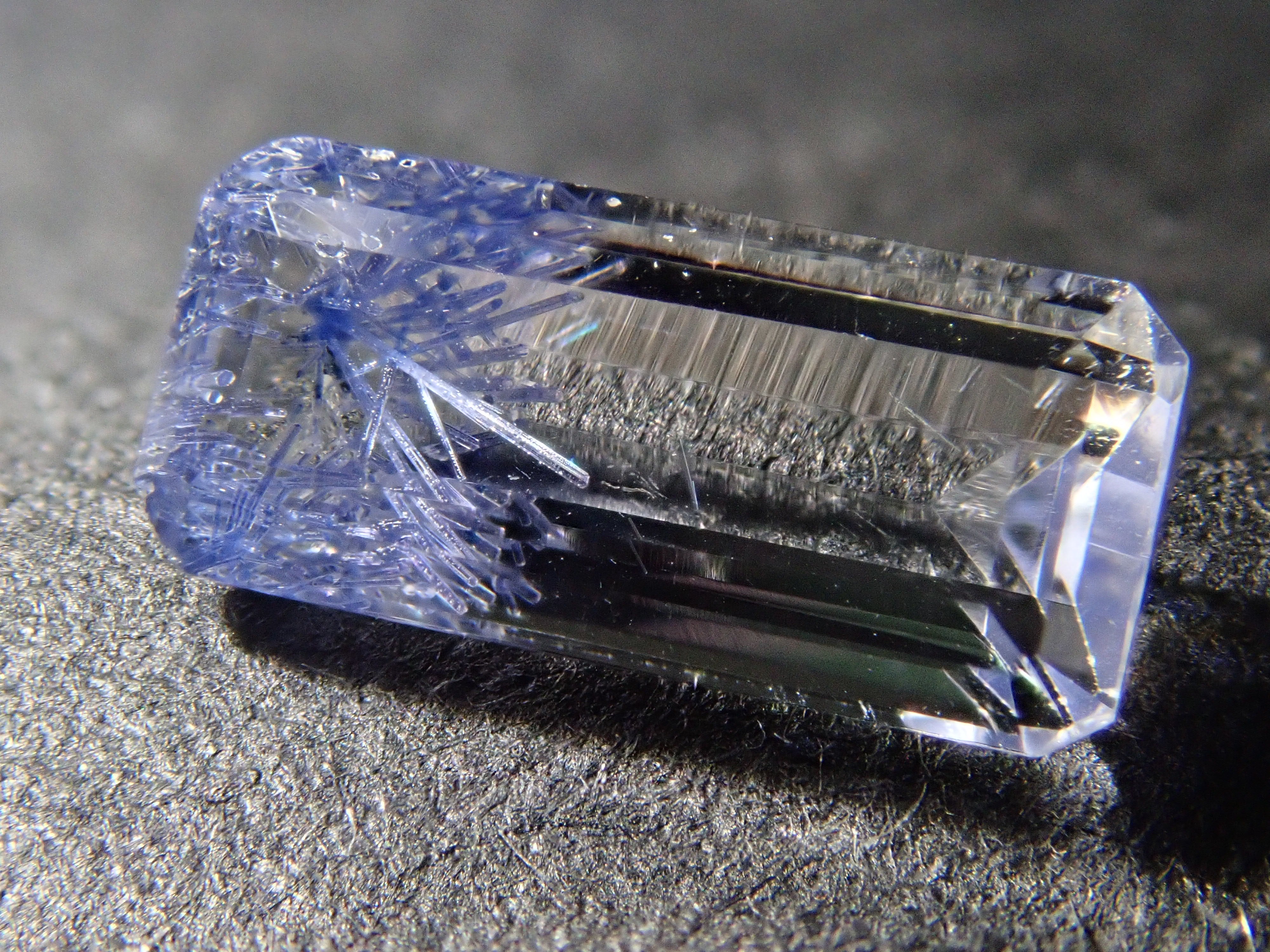 【12562098掲載】ブラジル産デュモルチェライトインクォーツ 0.531ctルース