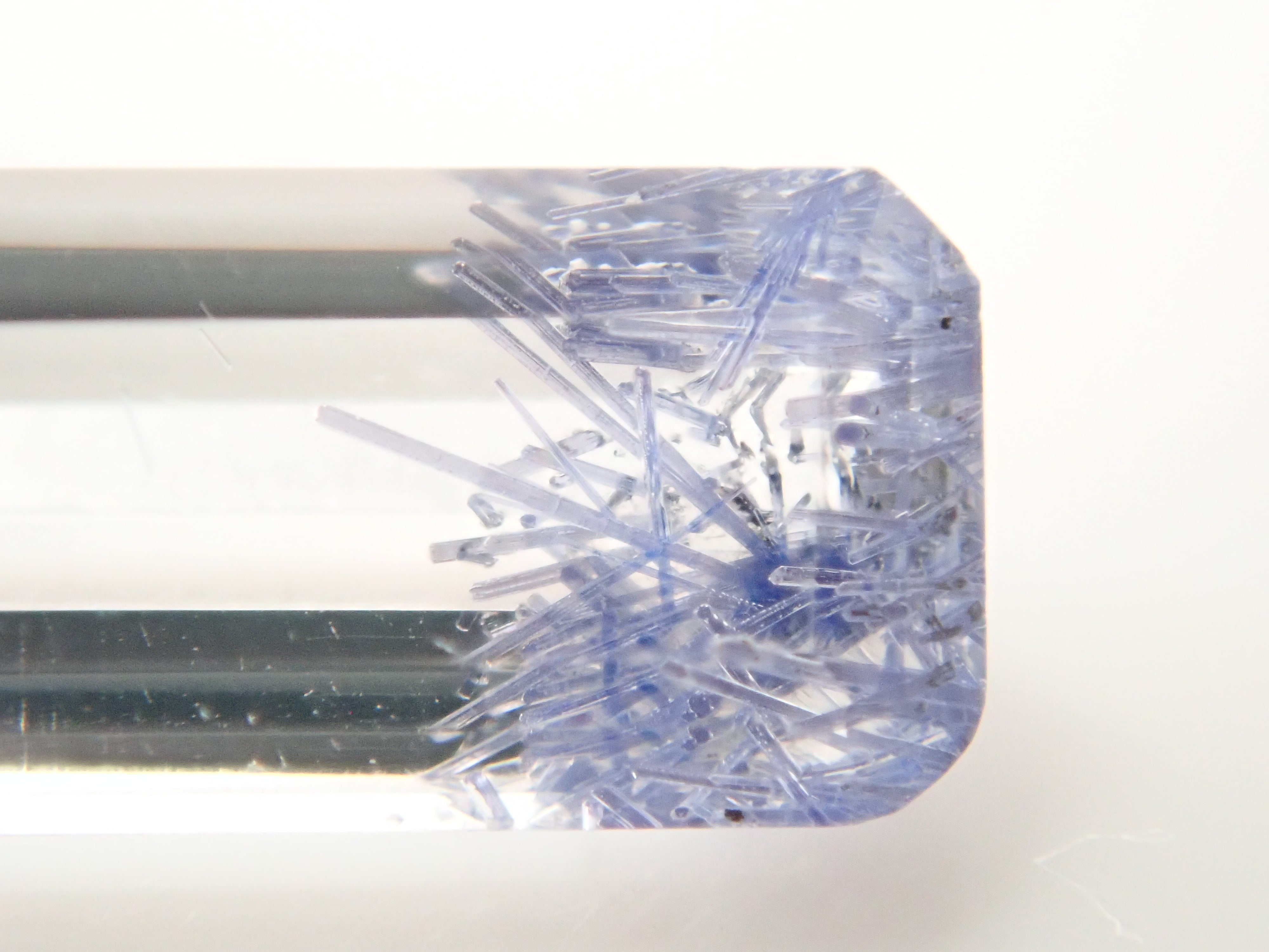 【12562098掲載】ブラジル産デュモルチェライトインクォーツ 0.531ctルース