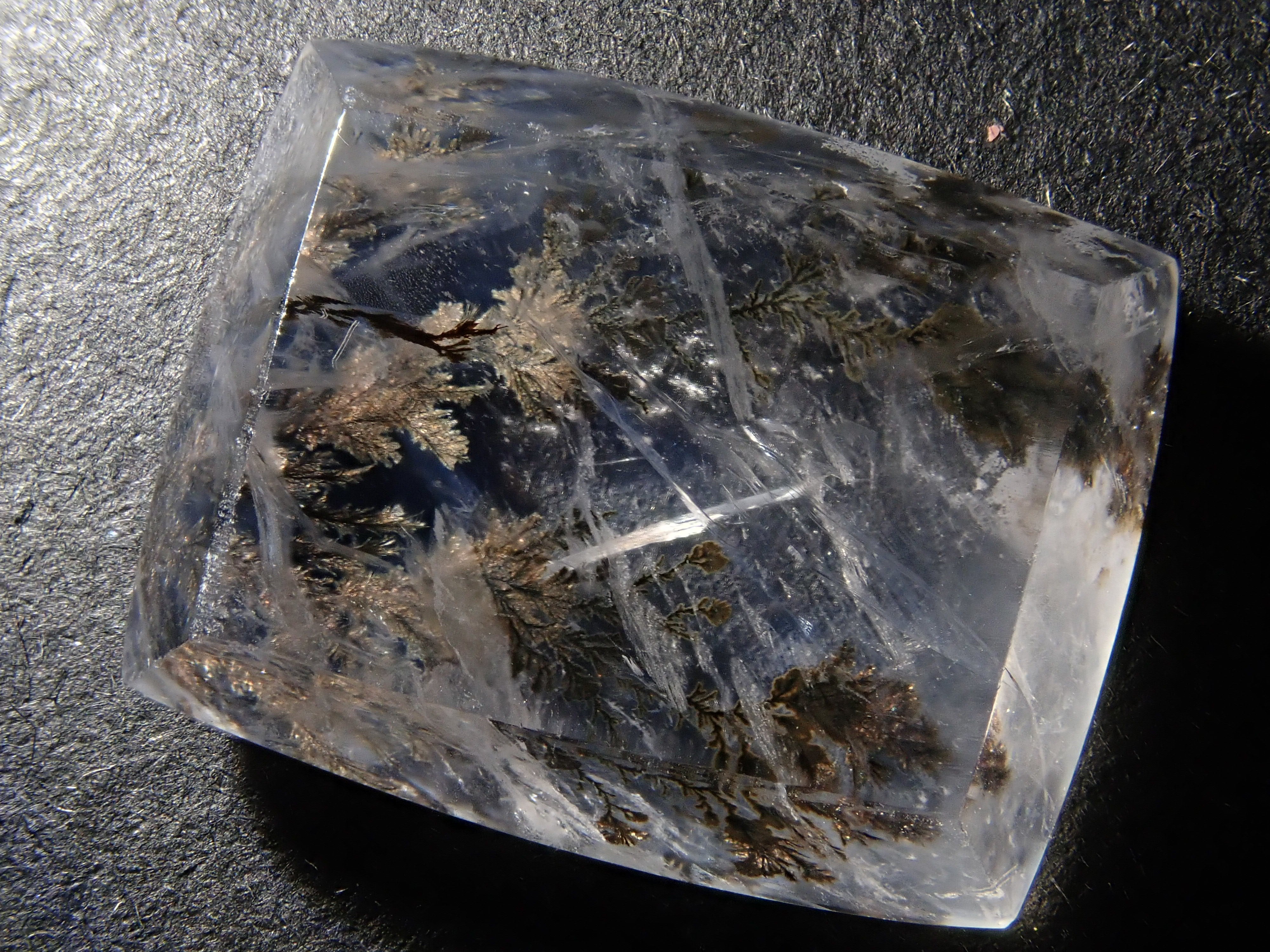 【12562081掲載】ブラジル産デンドリティッククォーツ 8.598ctルース