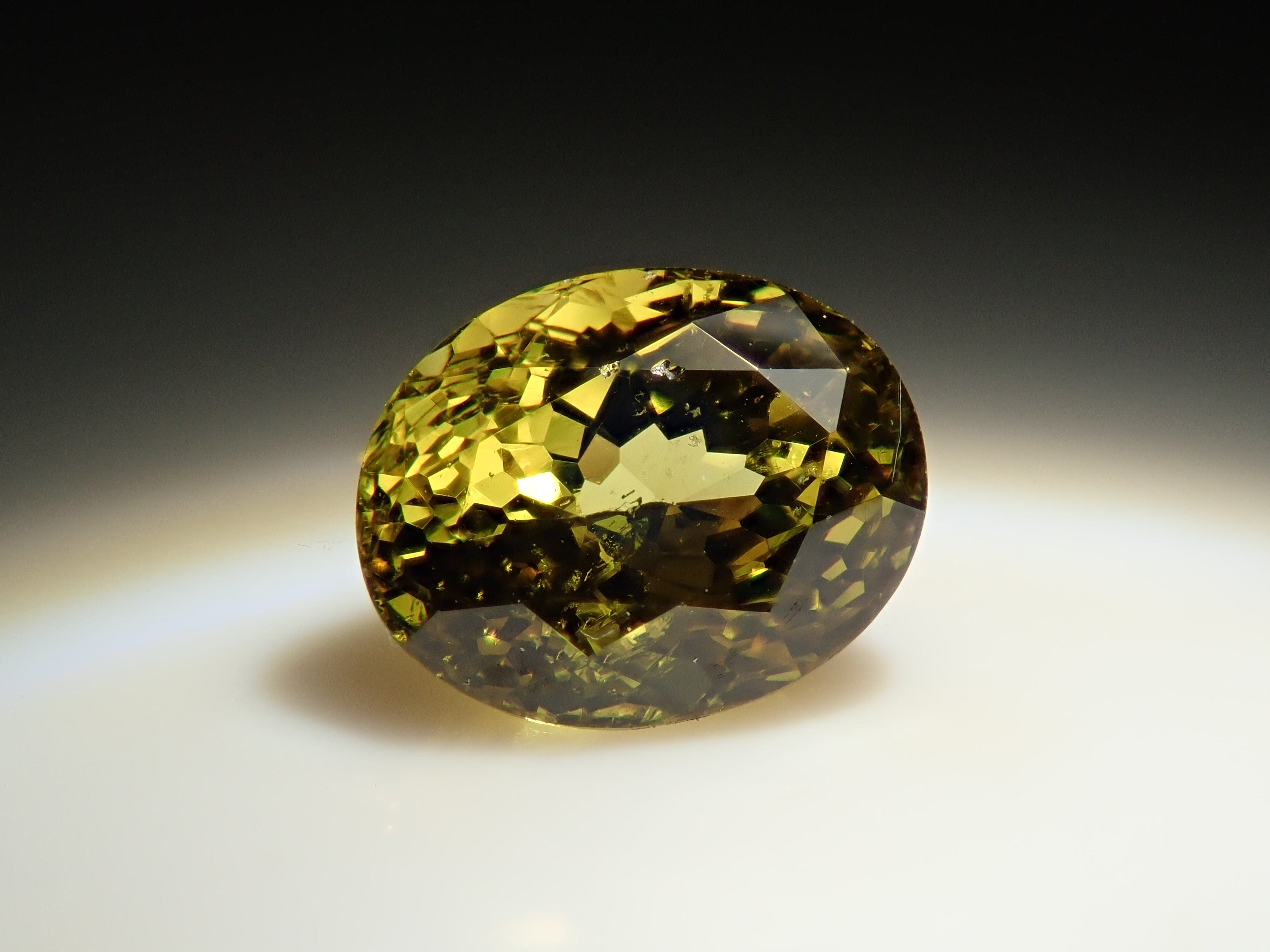 【12559534掲載】マリガーネット(グロッシュラー/アンドラダイト・ガーネット) 0.675ctルース