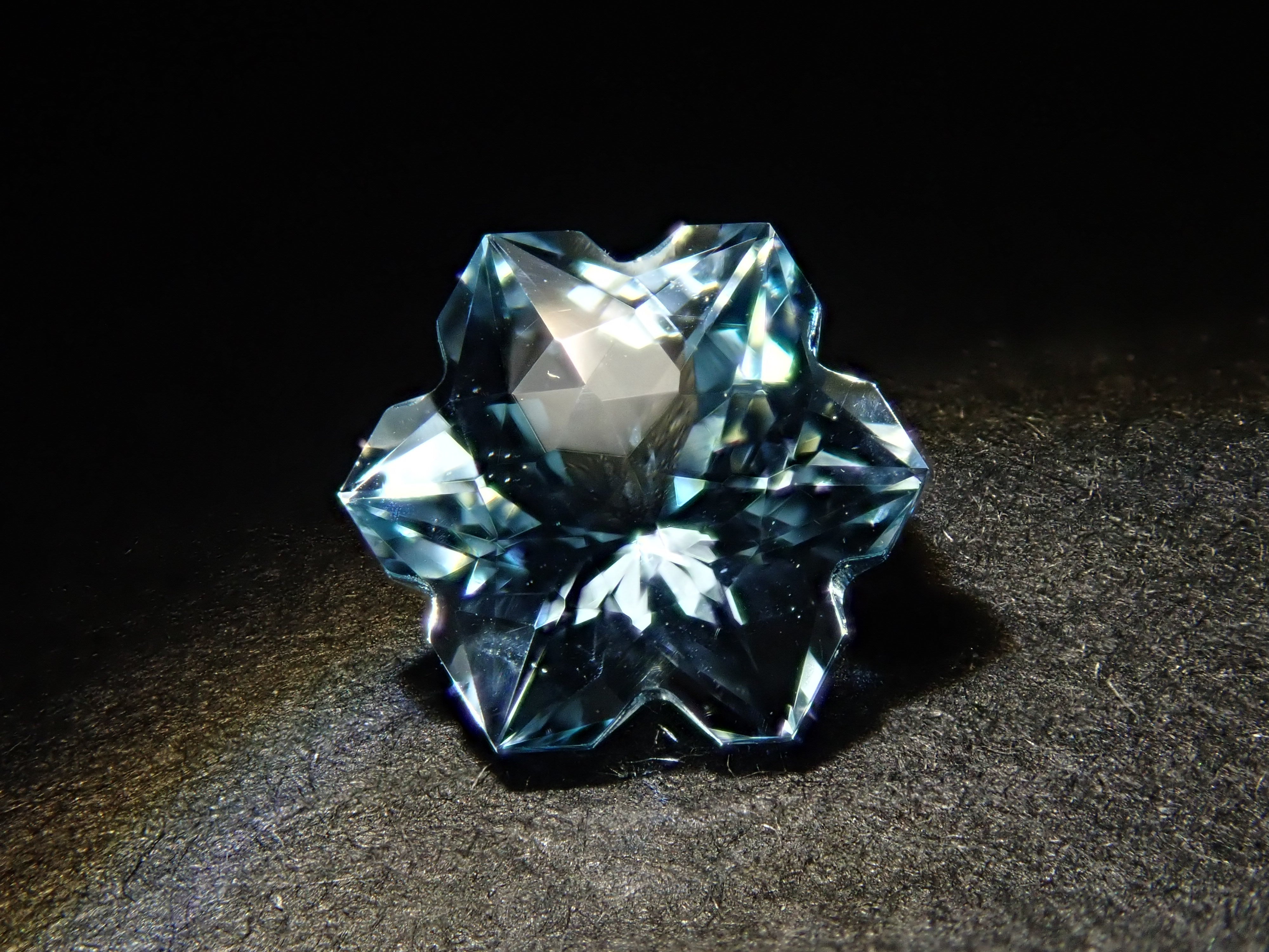 【12562066掲載】ブラジル産スカイブルートパーズ 0.834ctルース