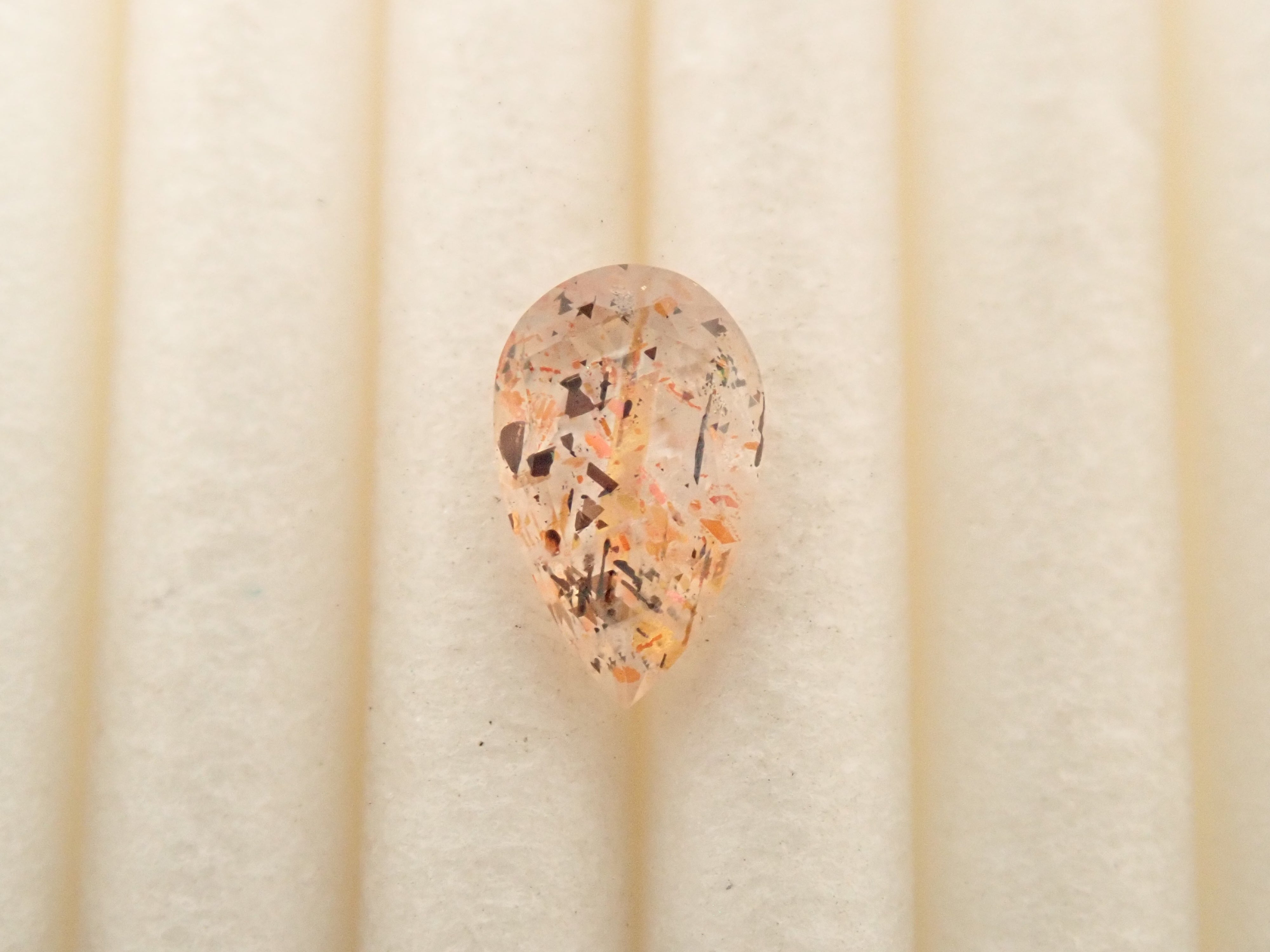 【12562049掲載】オーストラリア産レインボーラティスサンストーン 0.373ctルース