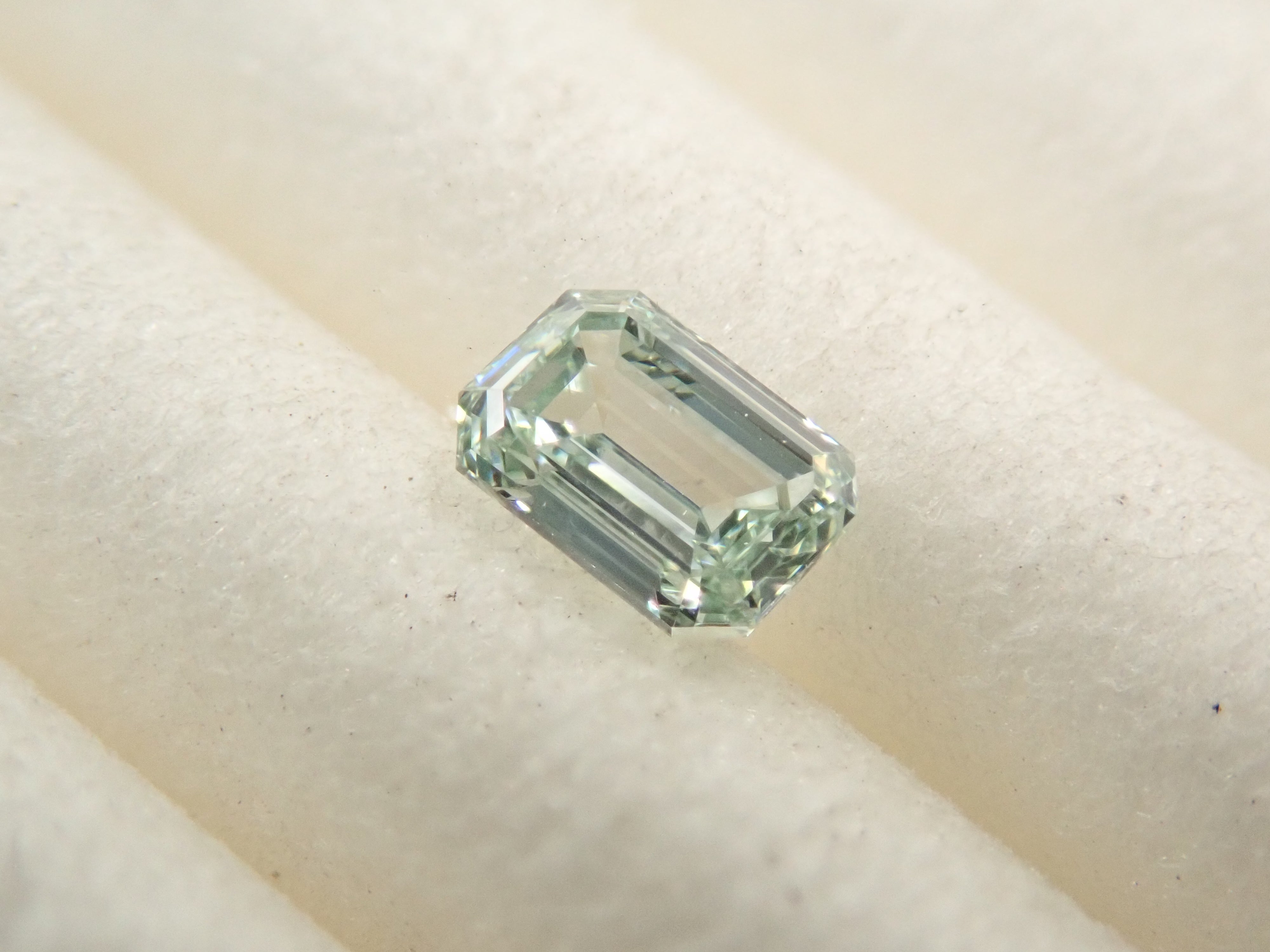 ブルーダイヤモンド(トリートメント) 0.110ctルース(Fancy Light Blue Green, VVS2)