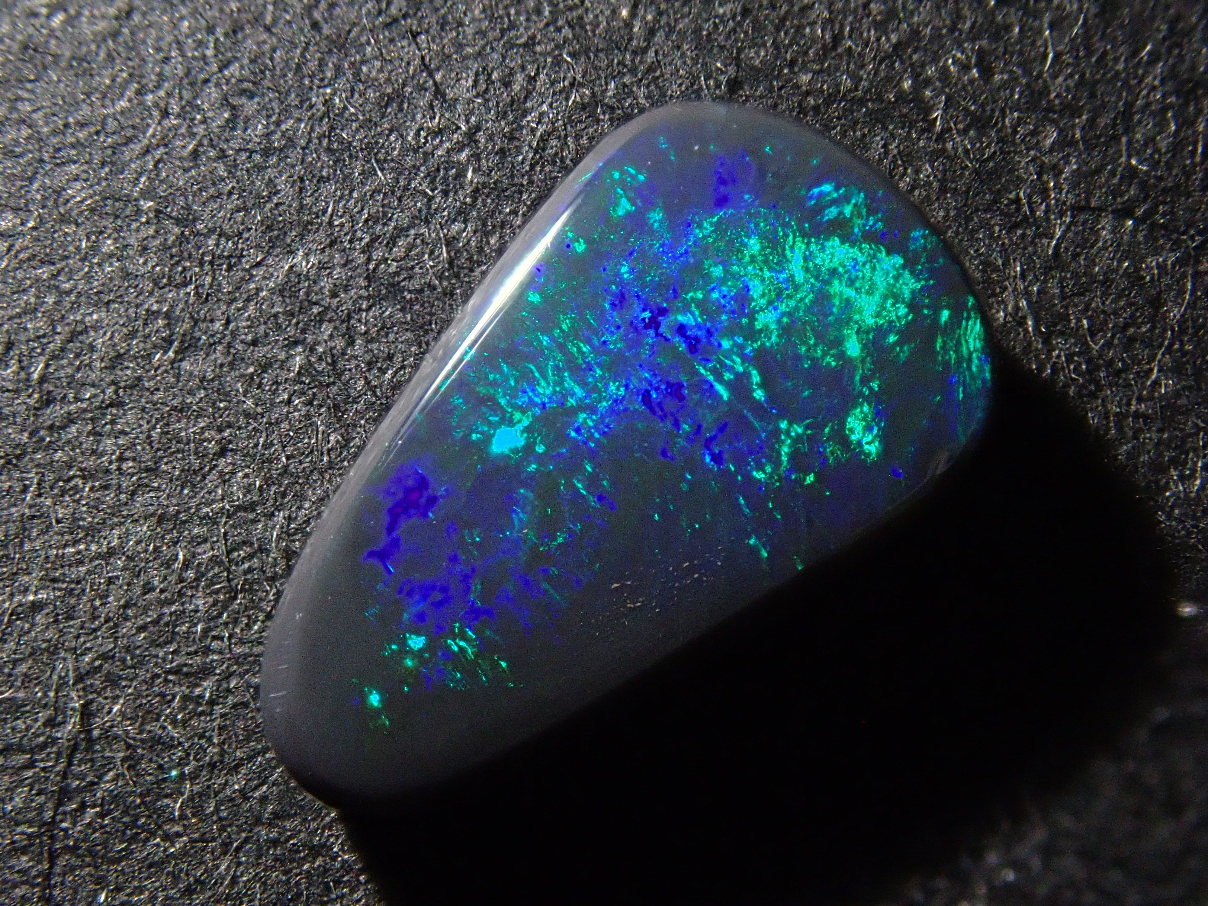 オーストラリア産ブラックオパール 0.754ctルース