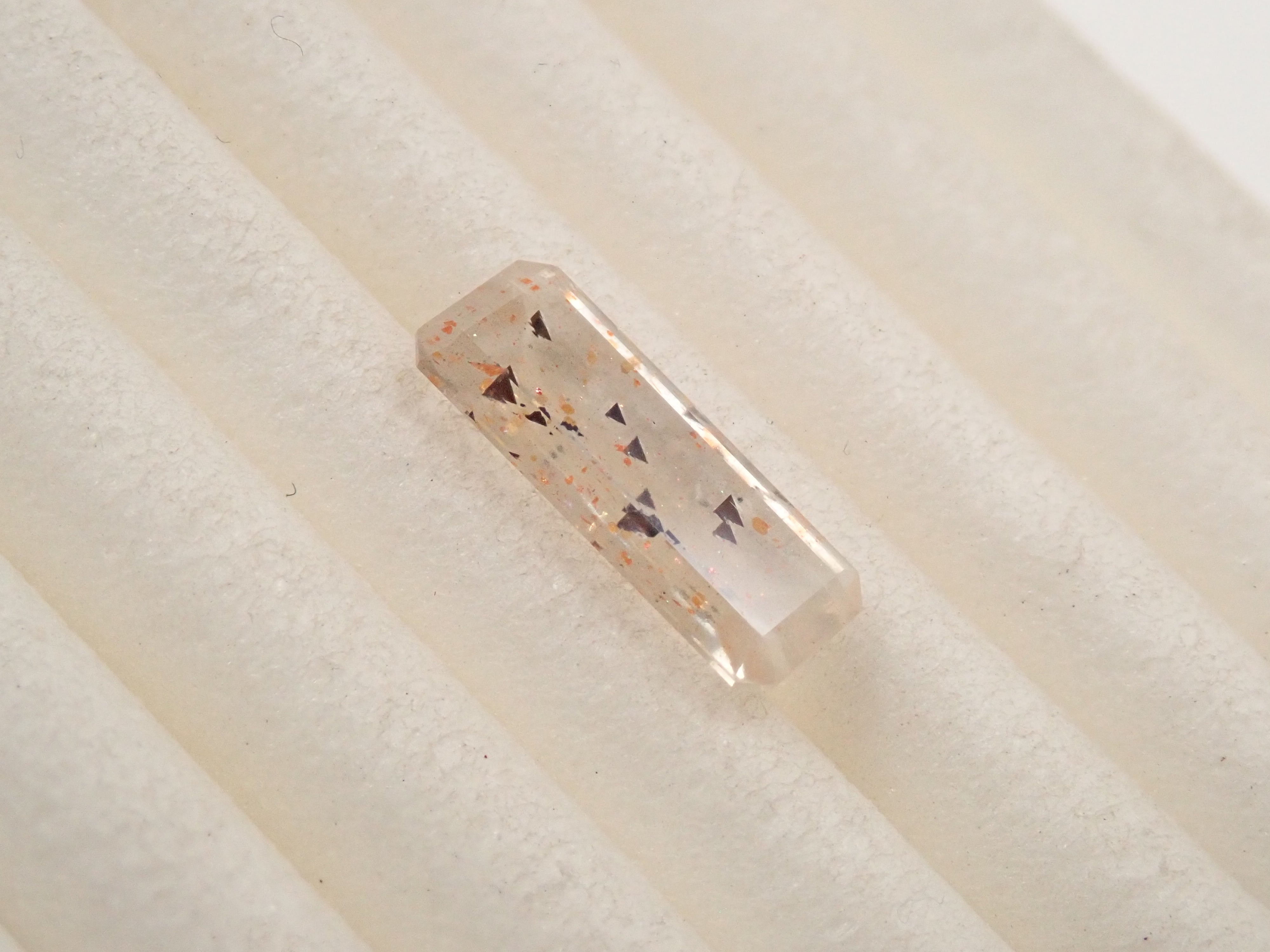 【12562050掲載】オーストラリア産レインボーラティスサンストーン 0.657ctルース