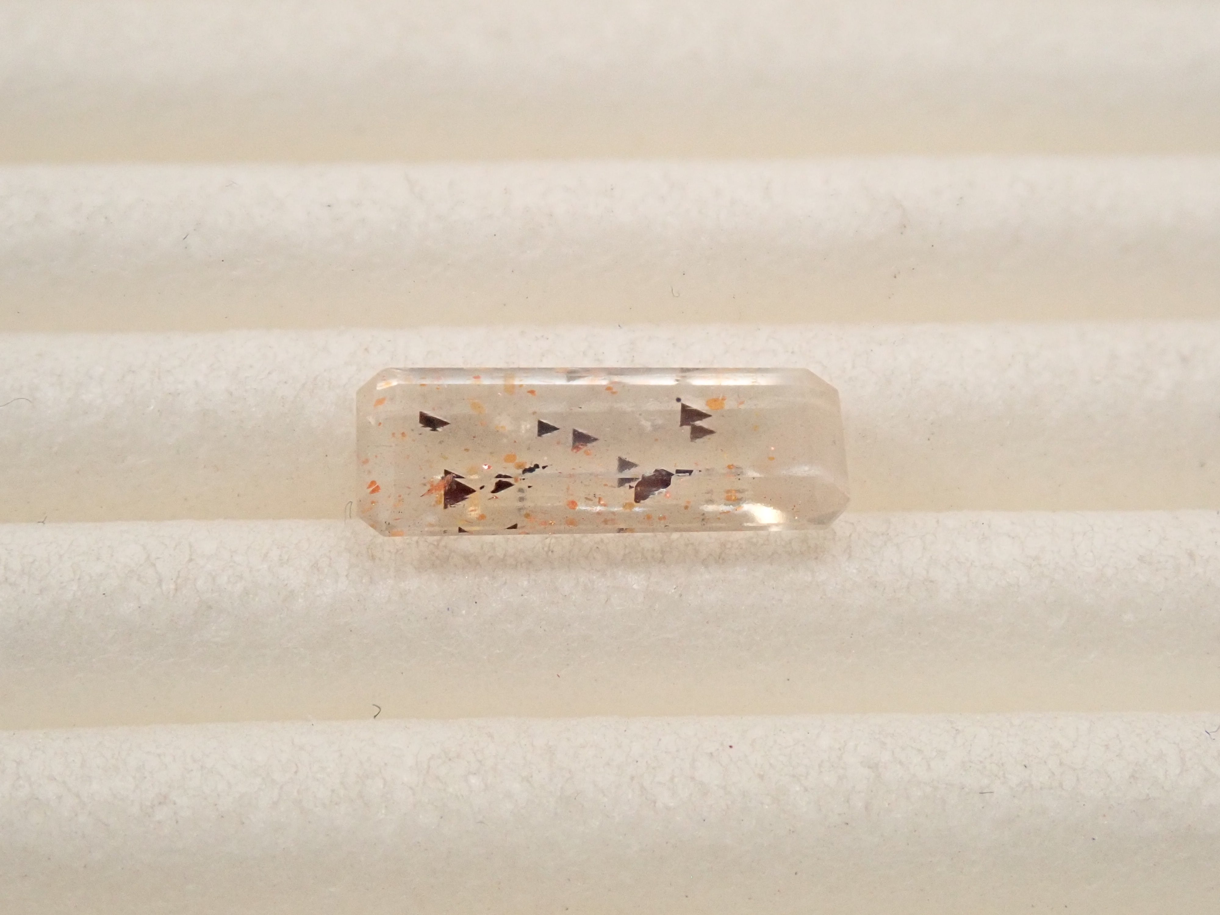 【12562050掲載】オーストラリア産レインボーラティスサンストーン 0.657ctルース