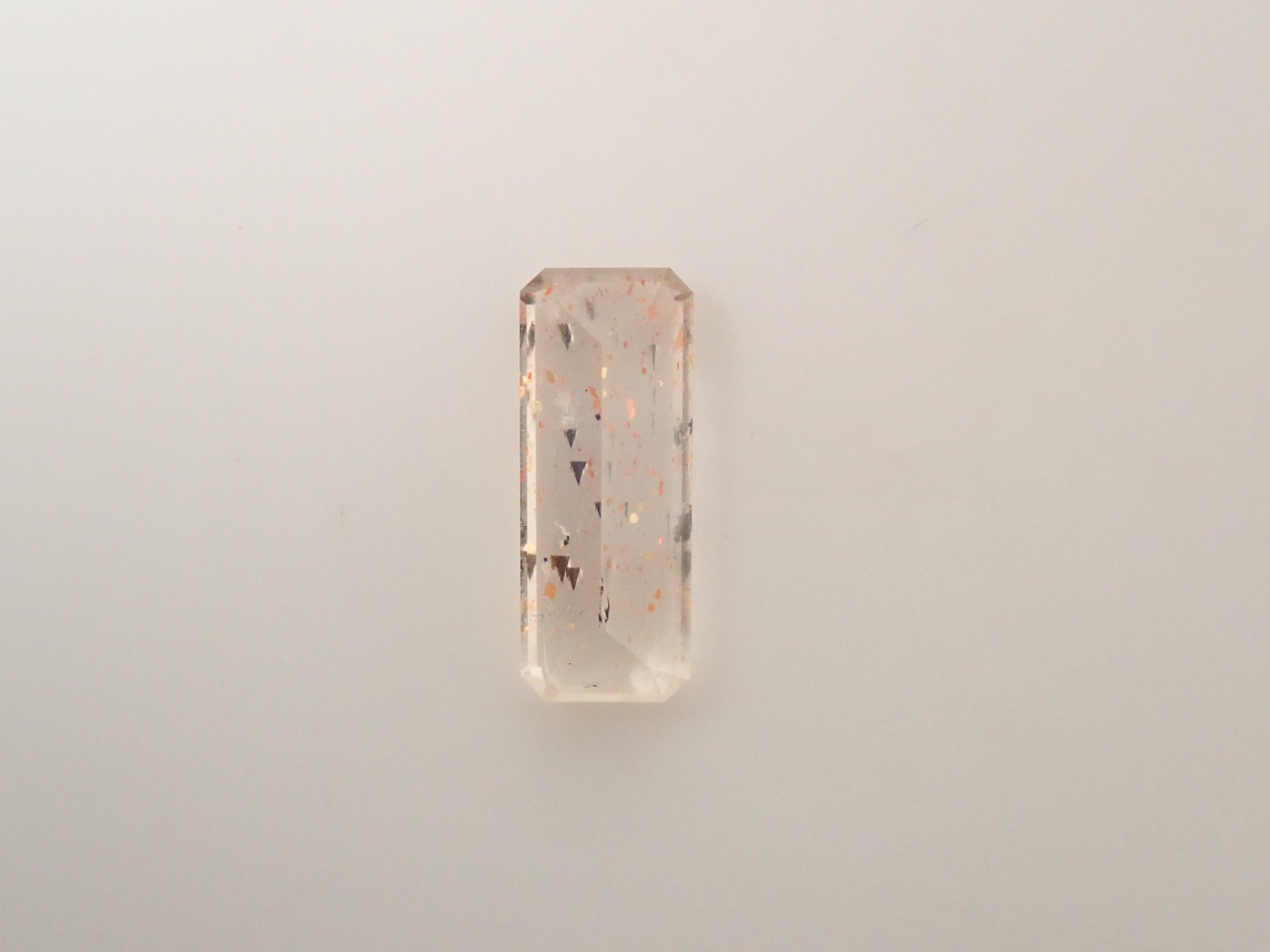 【12562050掲載】オーストラリア産レインボーラティスサンストーン 0.657ctルース