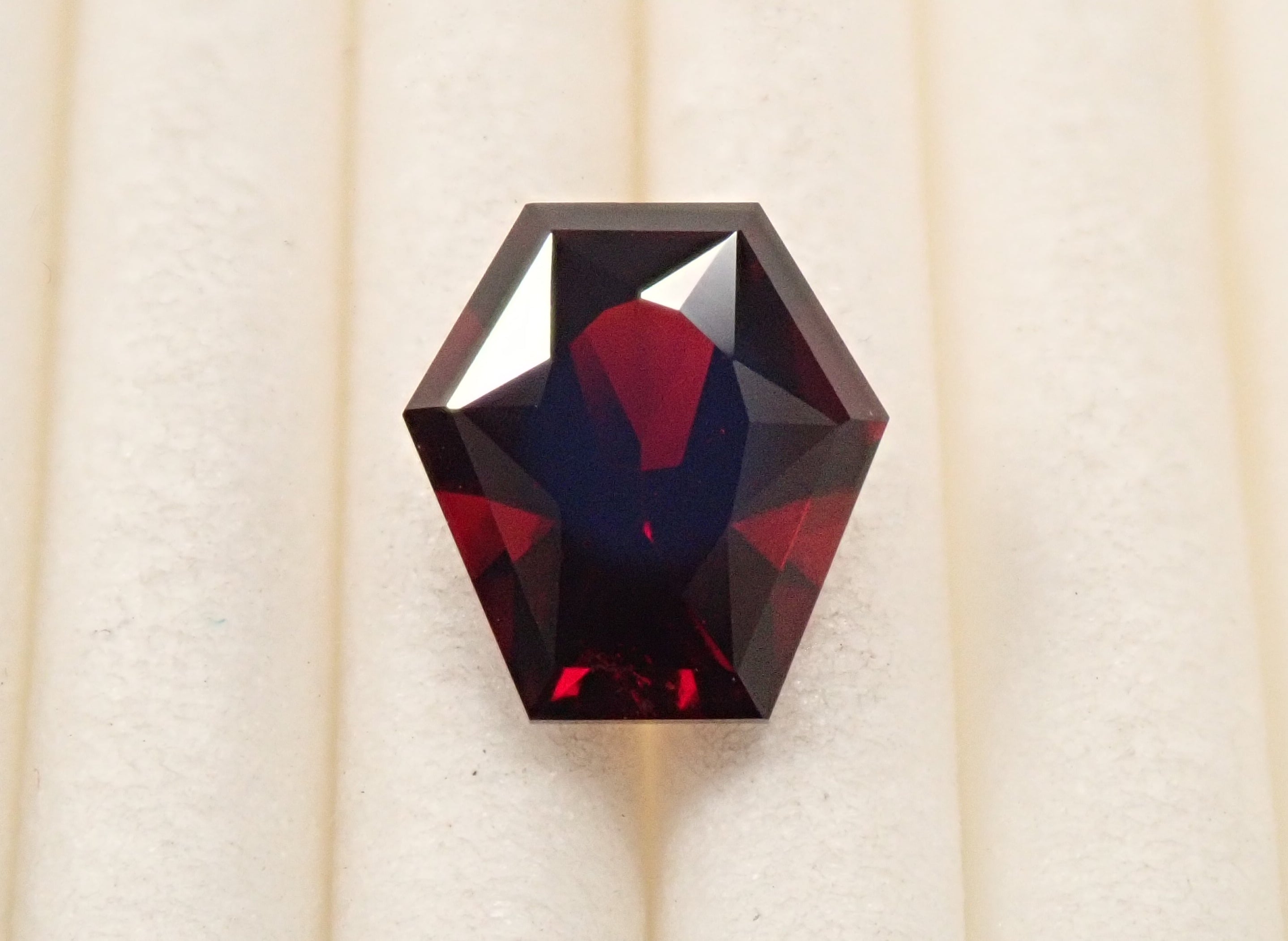 【3/28 22點開賣】莫三比克產鐵鋁榴石 1.363ct裸石