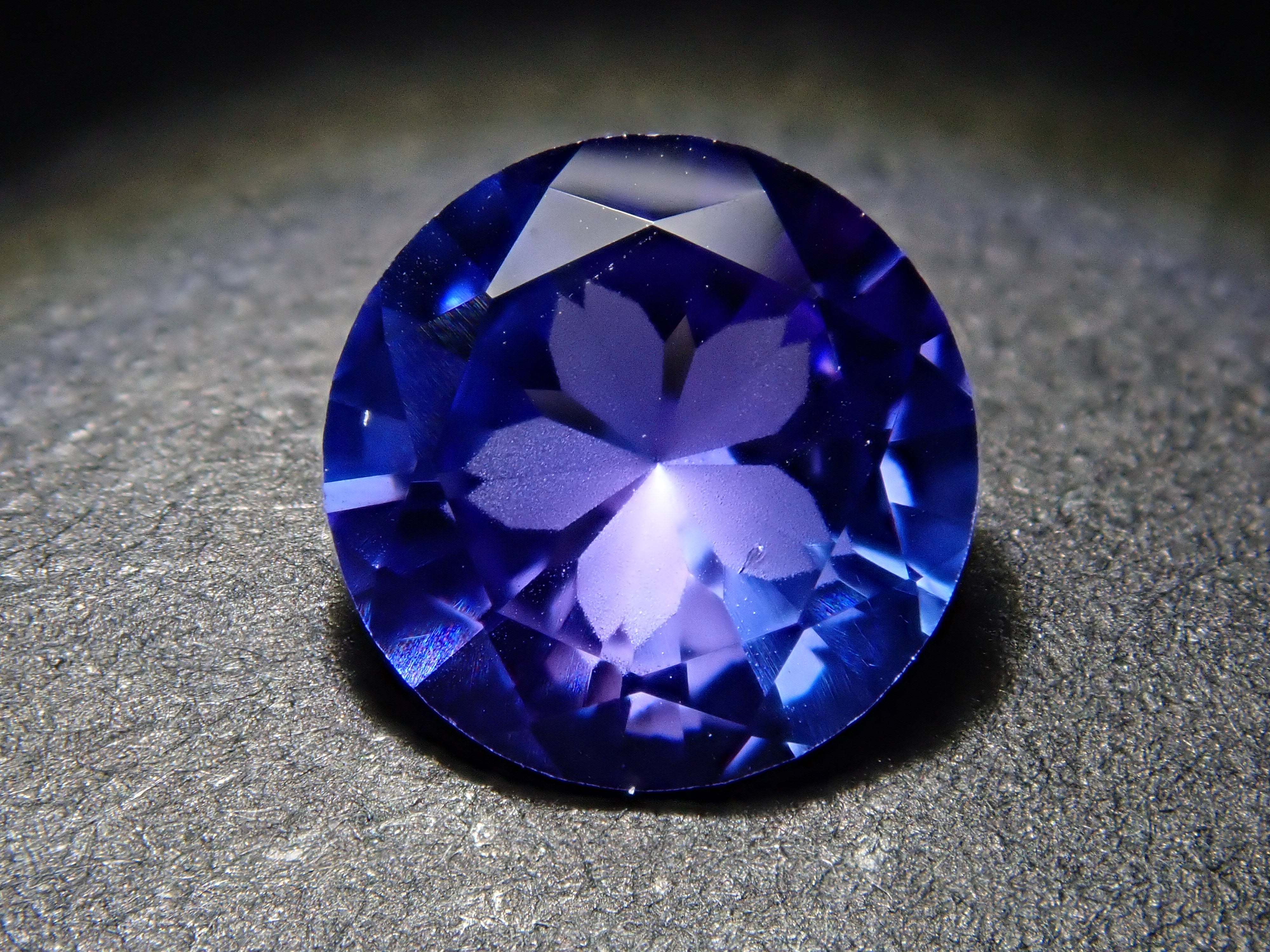 さくらインカット】タンザナイト 6.0mm/0.701ctルース