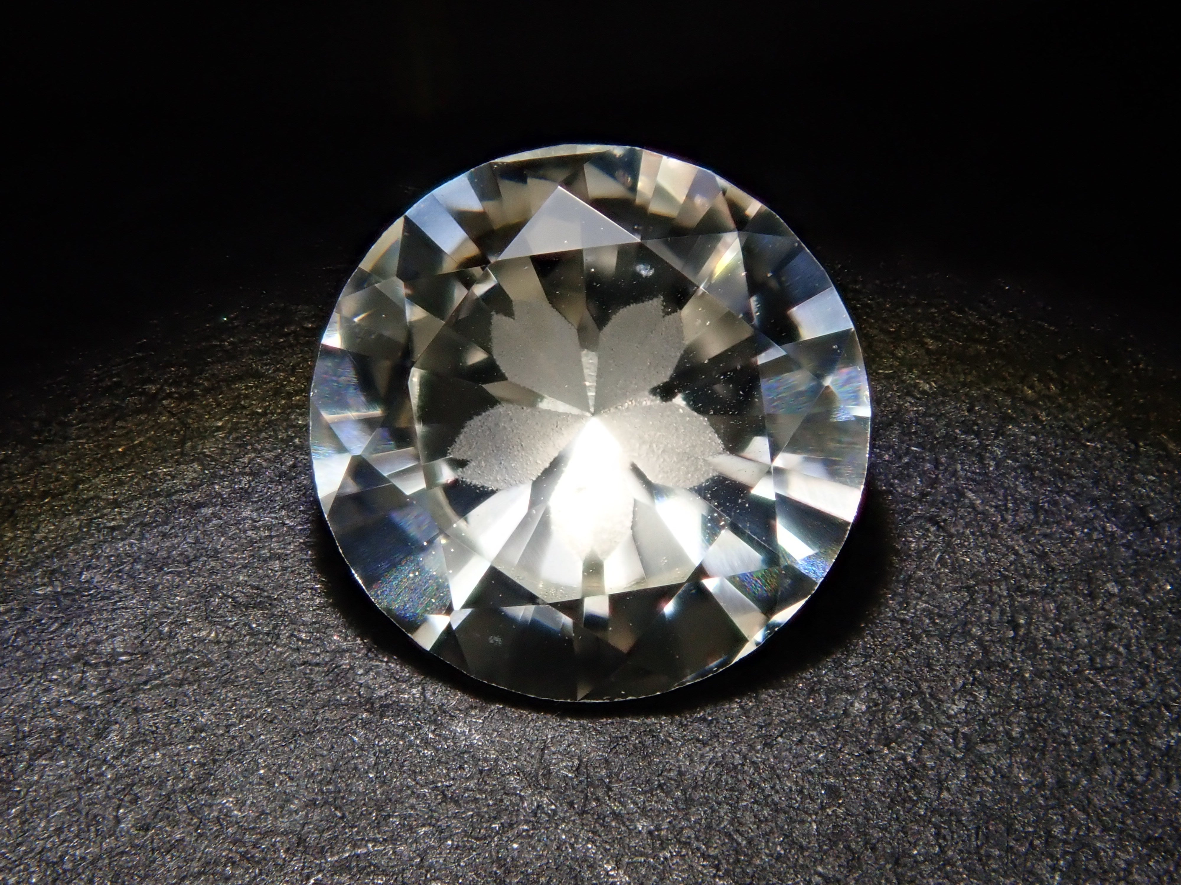 【12557954掲載】スリランカ・ラトゥナプラ産ホワイトサファイア 0.818ctルース