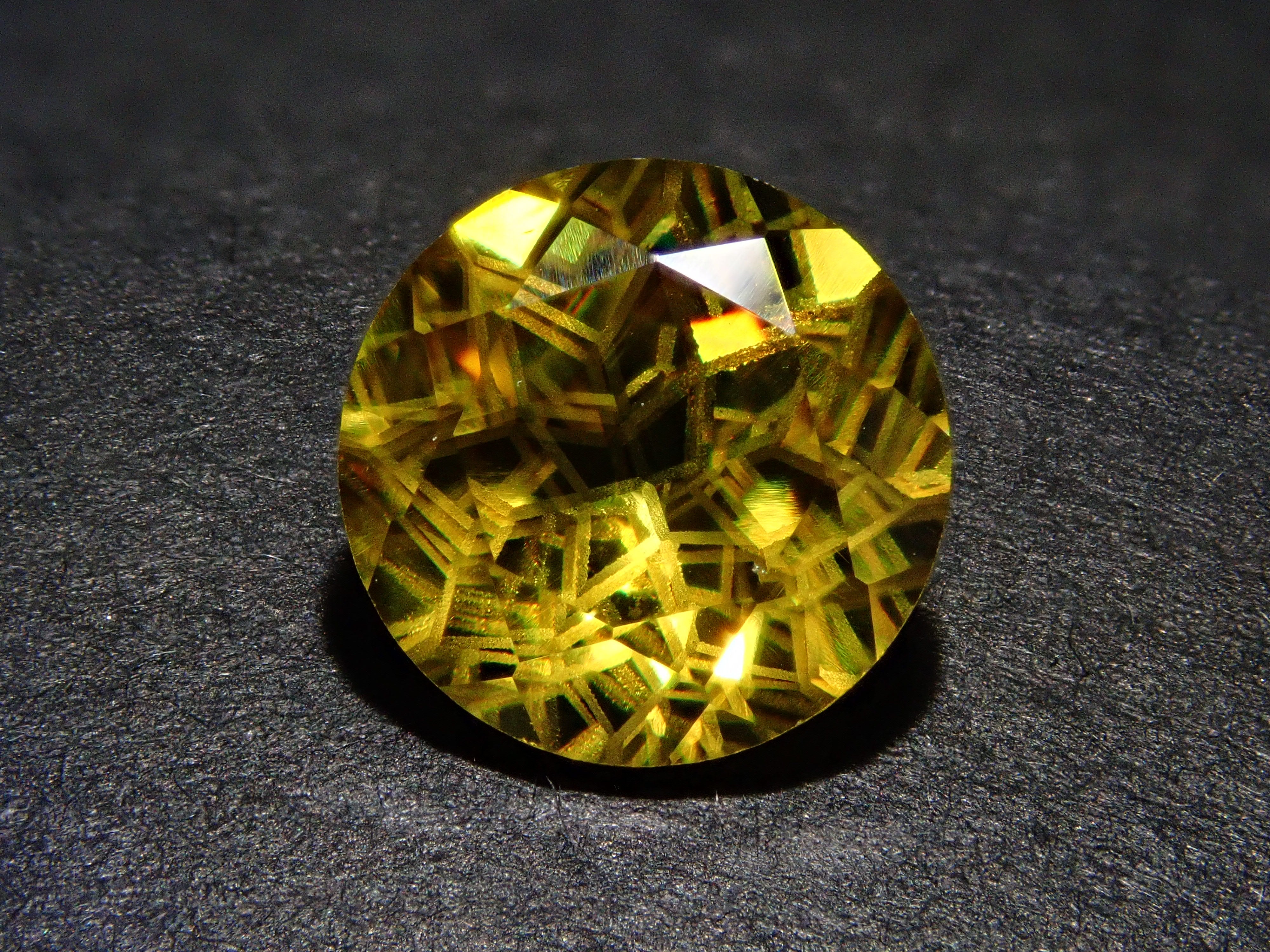 【ダンデライオンカット】スフェーン 7.0mm/1.412ct《コラボ》ルース