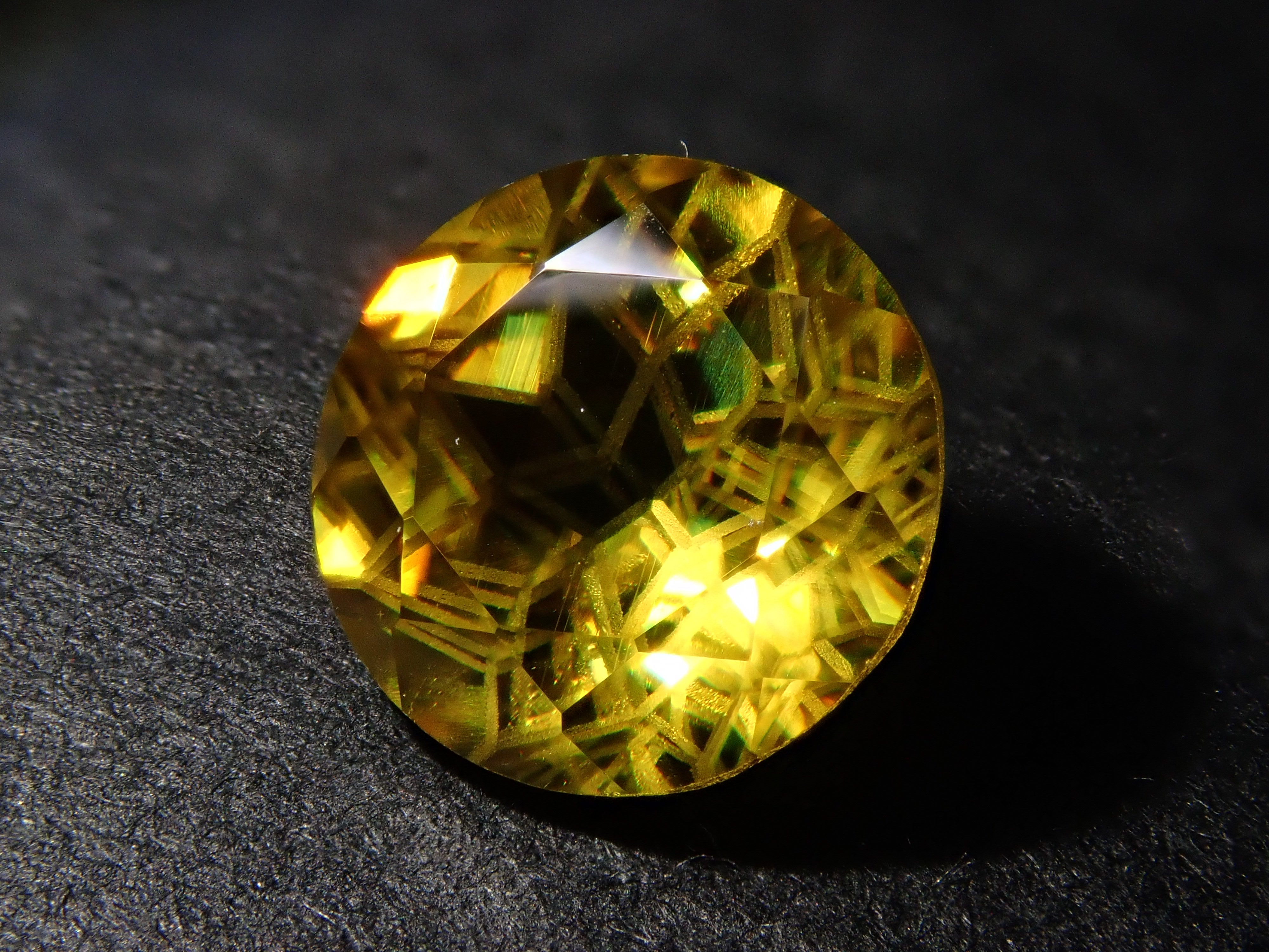 【ダンデライオンカット】スフェーン 7.0mm/1.412ct《コラボ》ルース