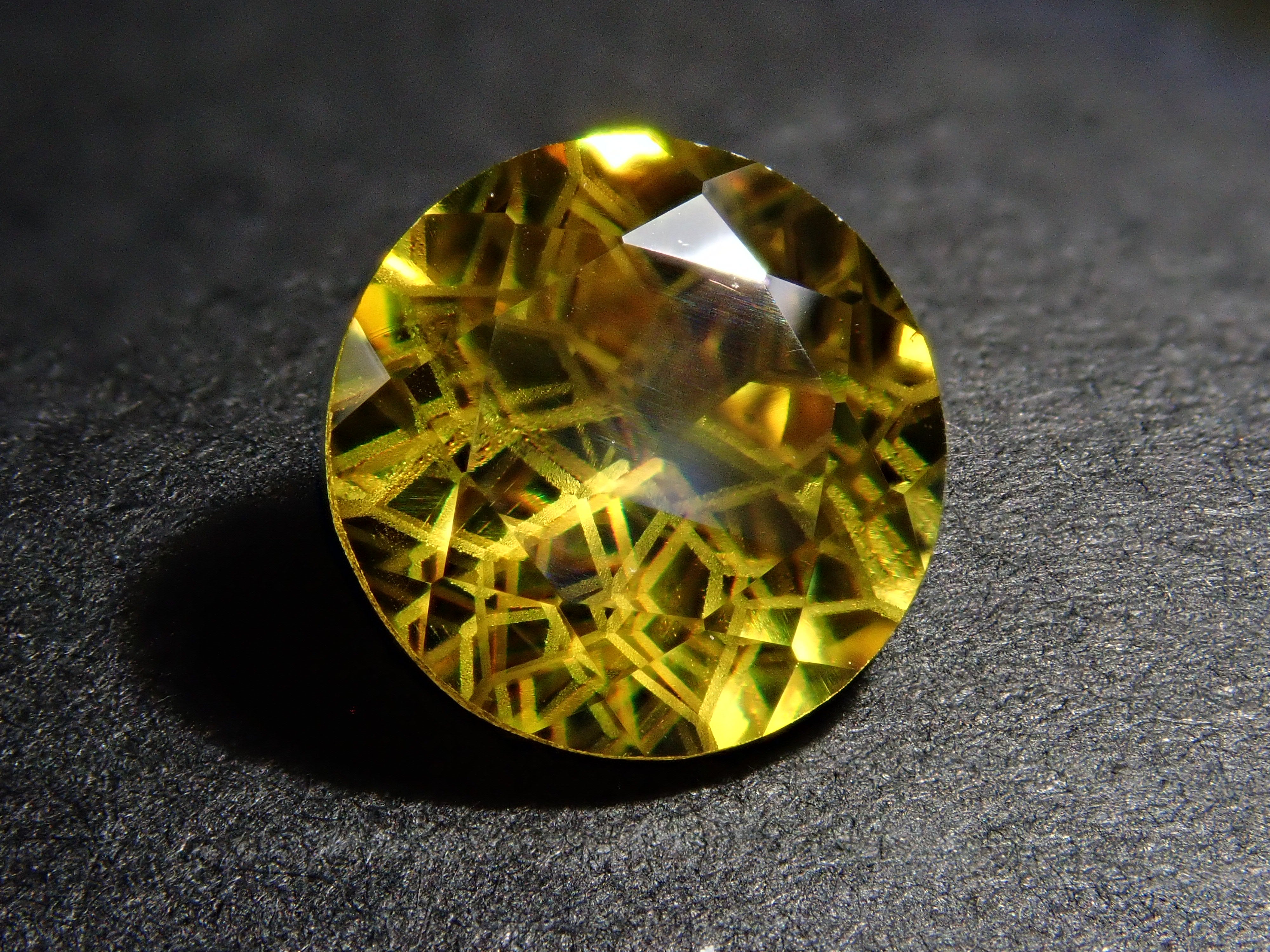 【ダンデライオンカット】スフェーン 7.0mm/1.412ct《コラボ》ルース
