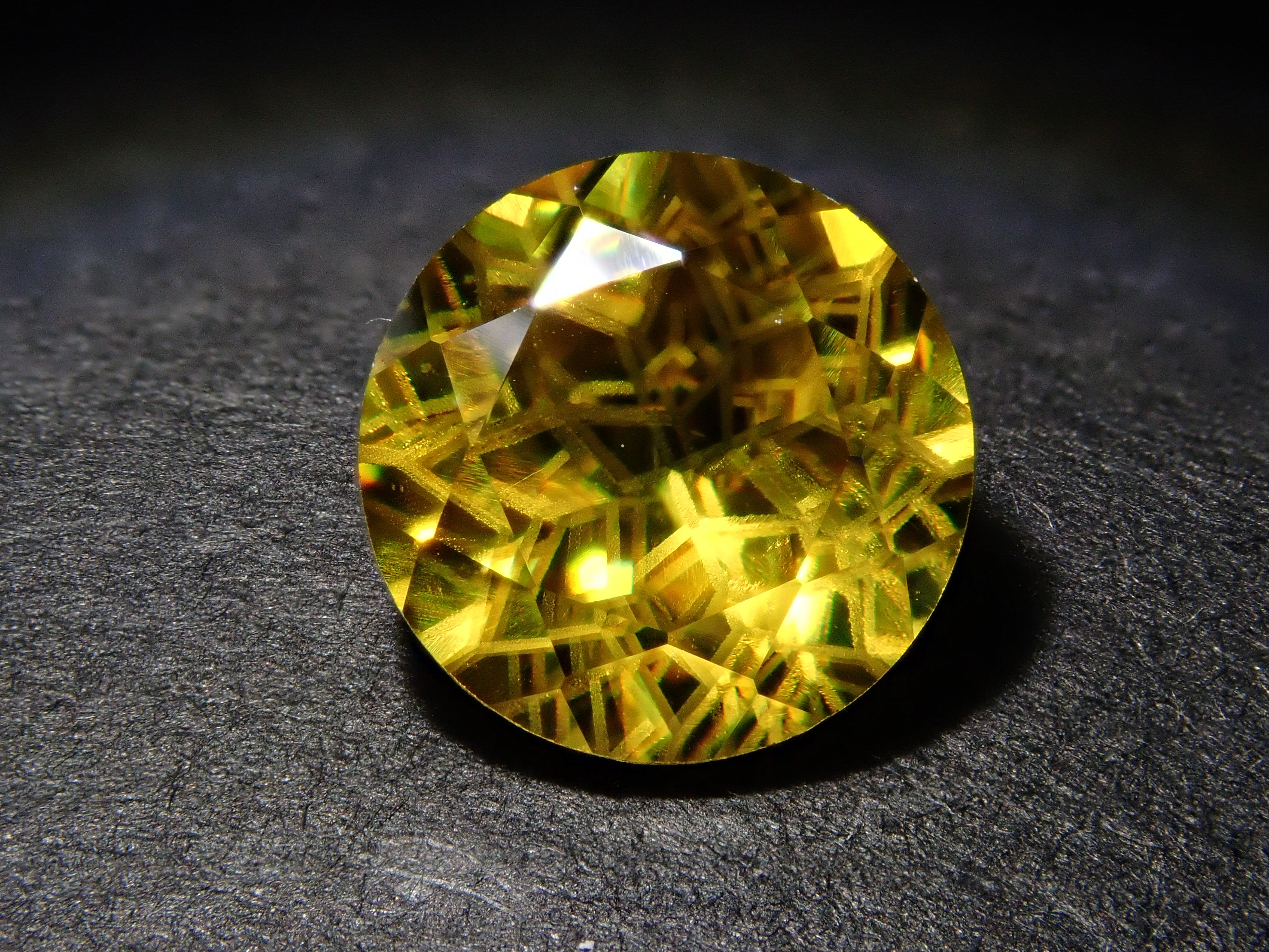 【ダンデライオンカット】スフェーン 7.0mm/1.412ct《コラボ》ルース