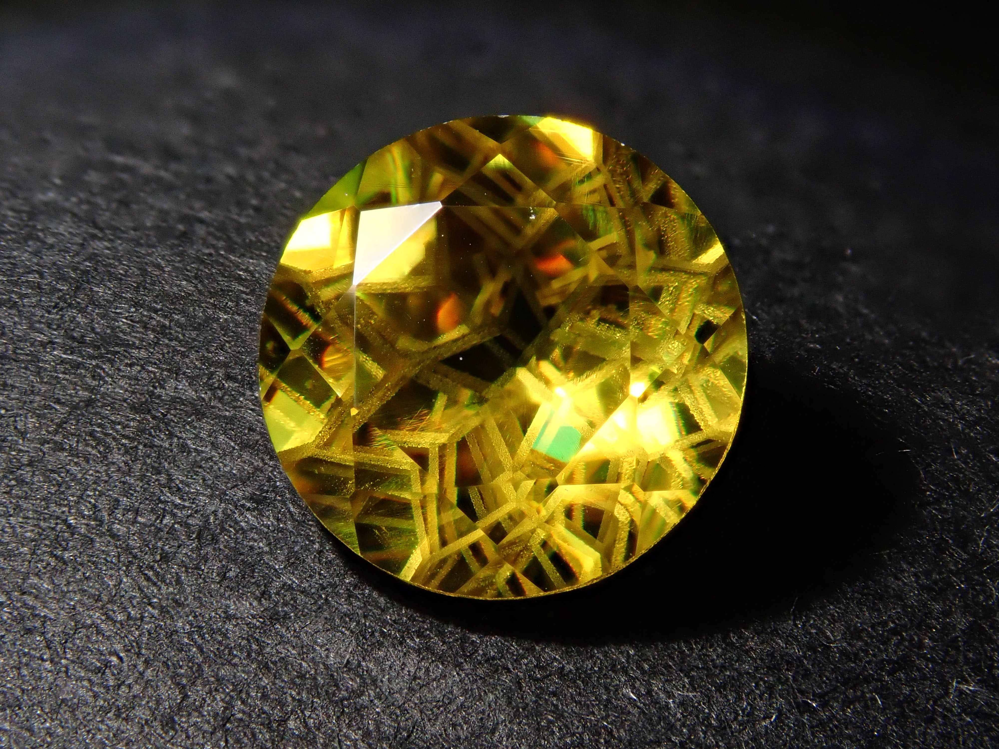 【ダンデライオンカット】スフェーン 7.0mm/1.412ct《コラボ》ルース