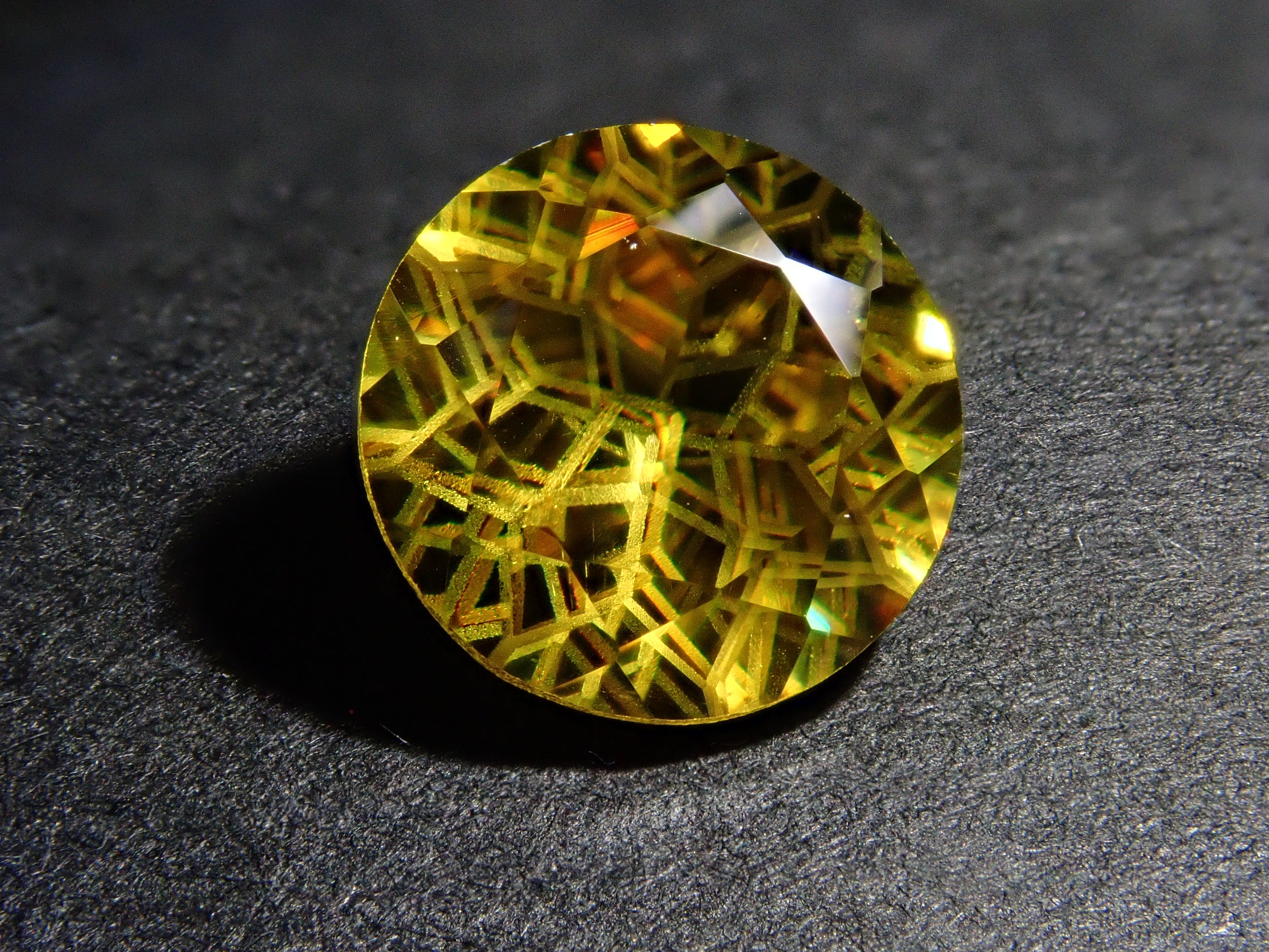 【ダンデライオンカット】スフェーン 7.0mm/1.412ct《コラボ》ルース