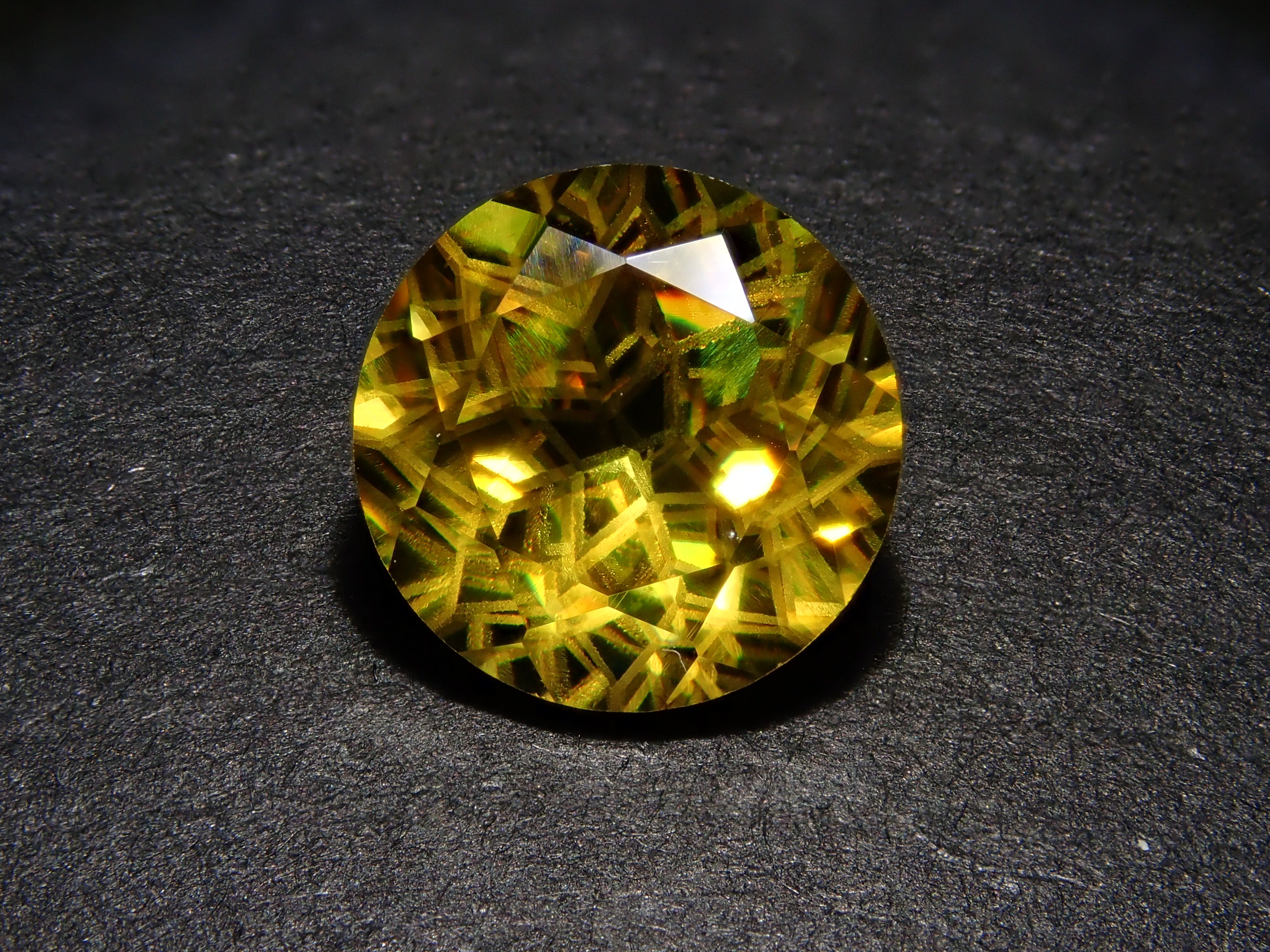 【ダンデライオンカット】スフェーン 7.0mm/1.412ct《コラボ》ルース