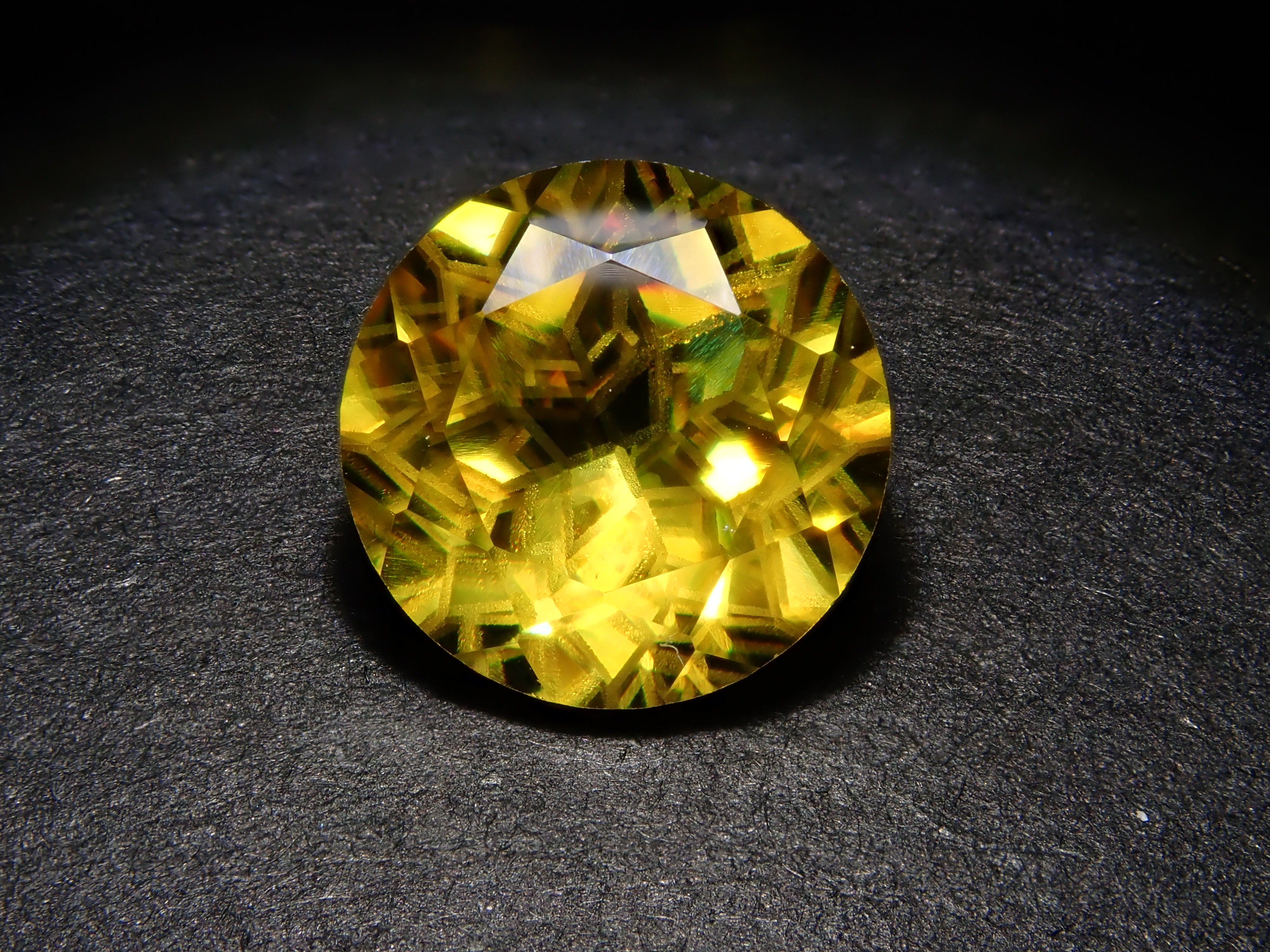 【ダンデライオンカット】スフェーン 7.0mm/1.412ct《コラボ》ルース