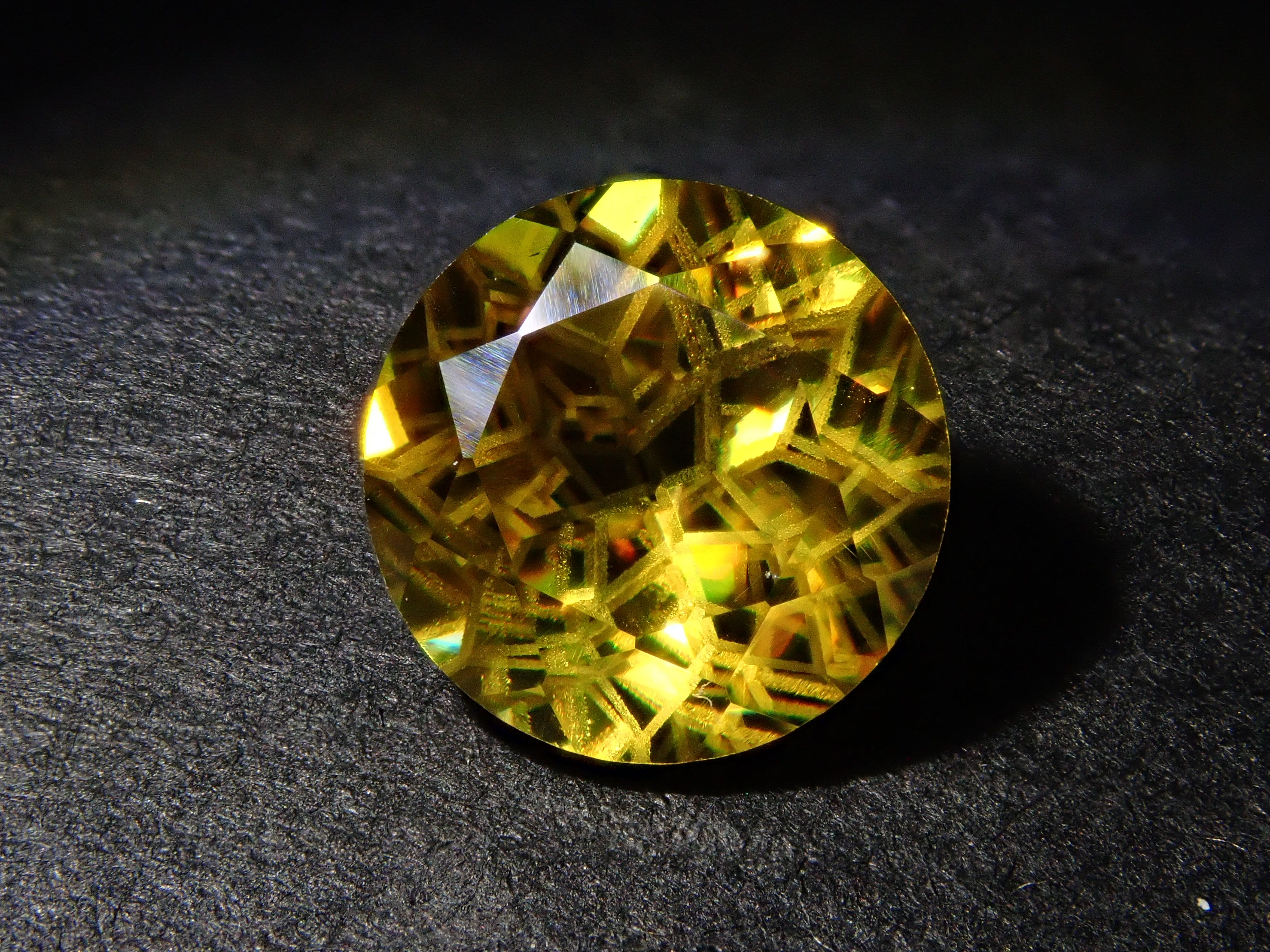 【ダンデライオンカット】スフェーン 7.0mm/1.412ct《コラボ》ルース