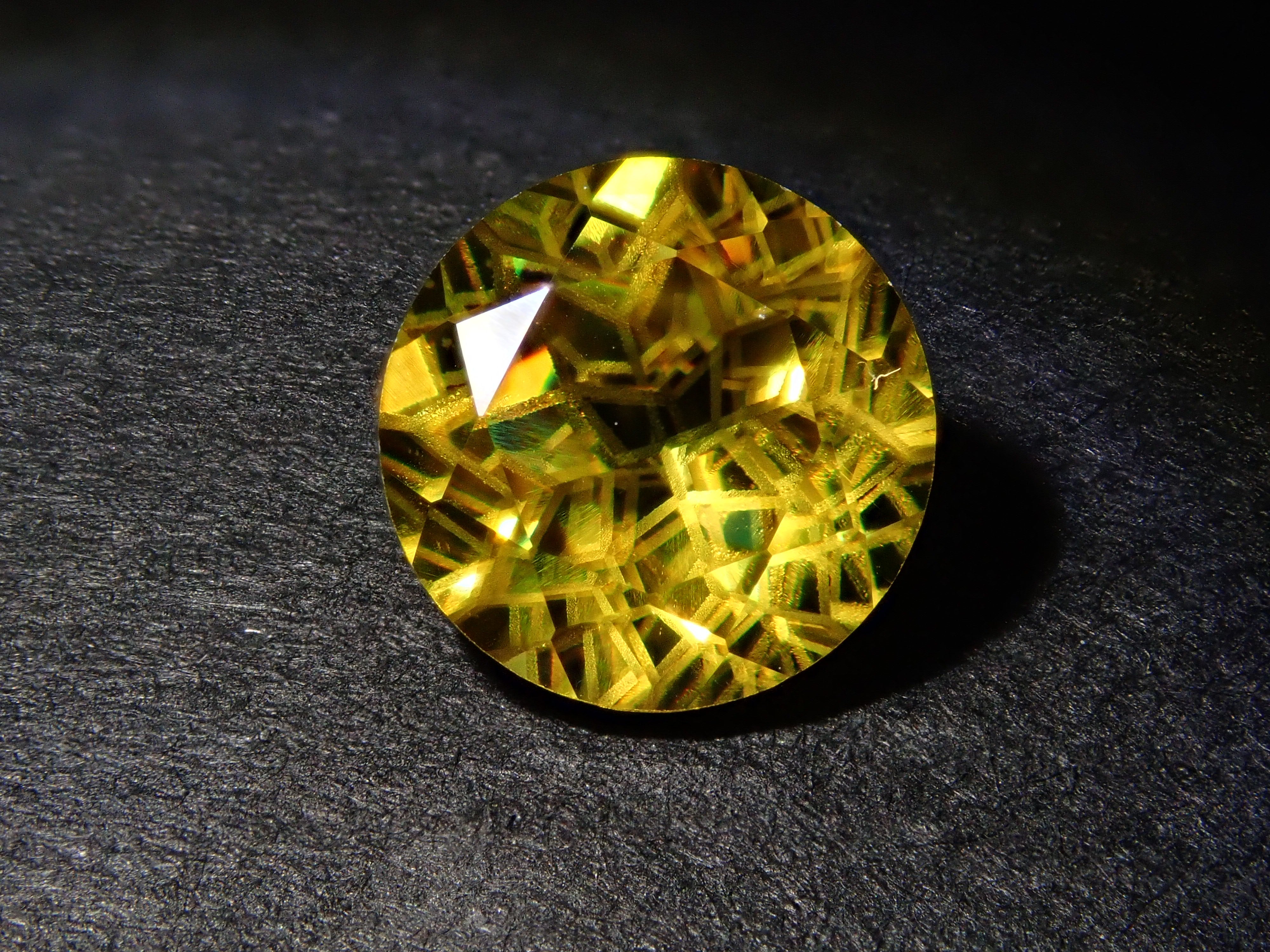 【ダンデライオンカット】スフェーン 7.0mm/1.412ct《コラボ》ルース